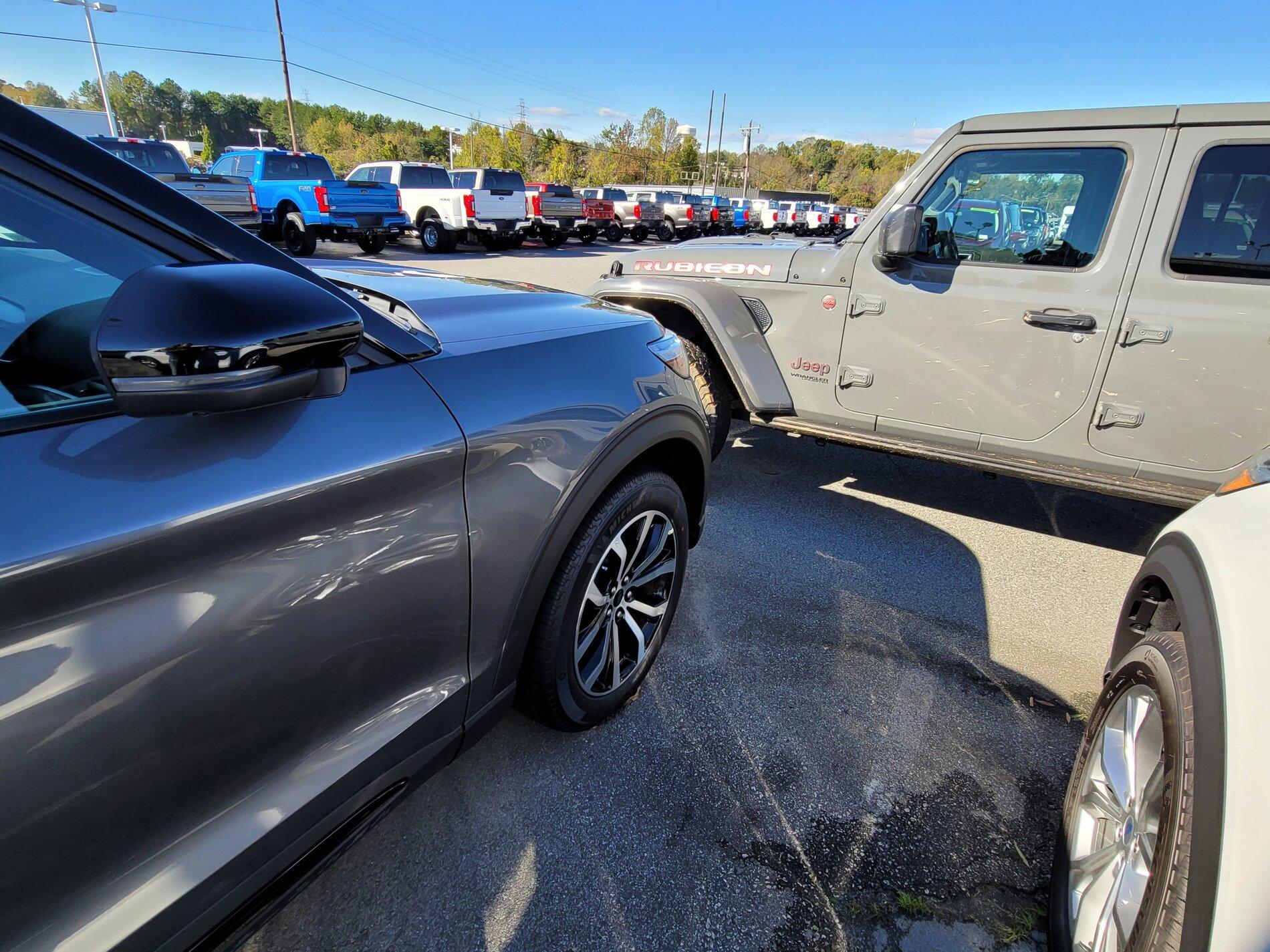 Ford Bronco Carbonized Gray vs Sting Gray ( Jeep ) 20201030_150052