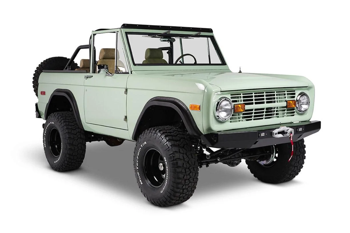 Ford Bronco Carbonized Gray vs Sting Gray ( Jeep ) passenger_front_34-1-1225x815
