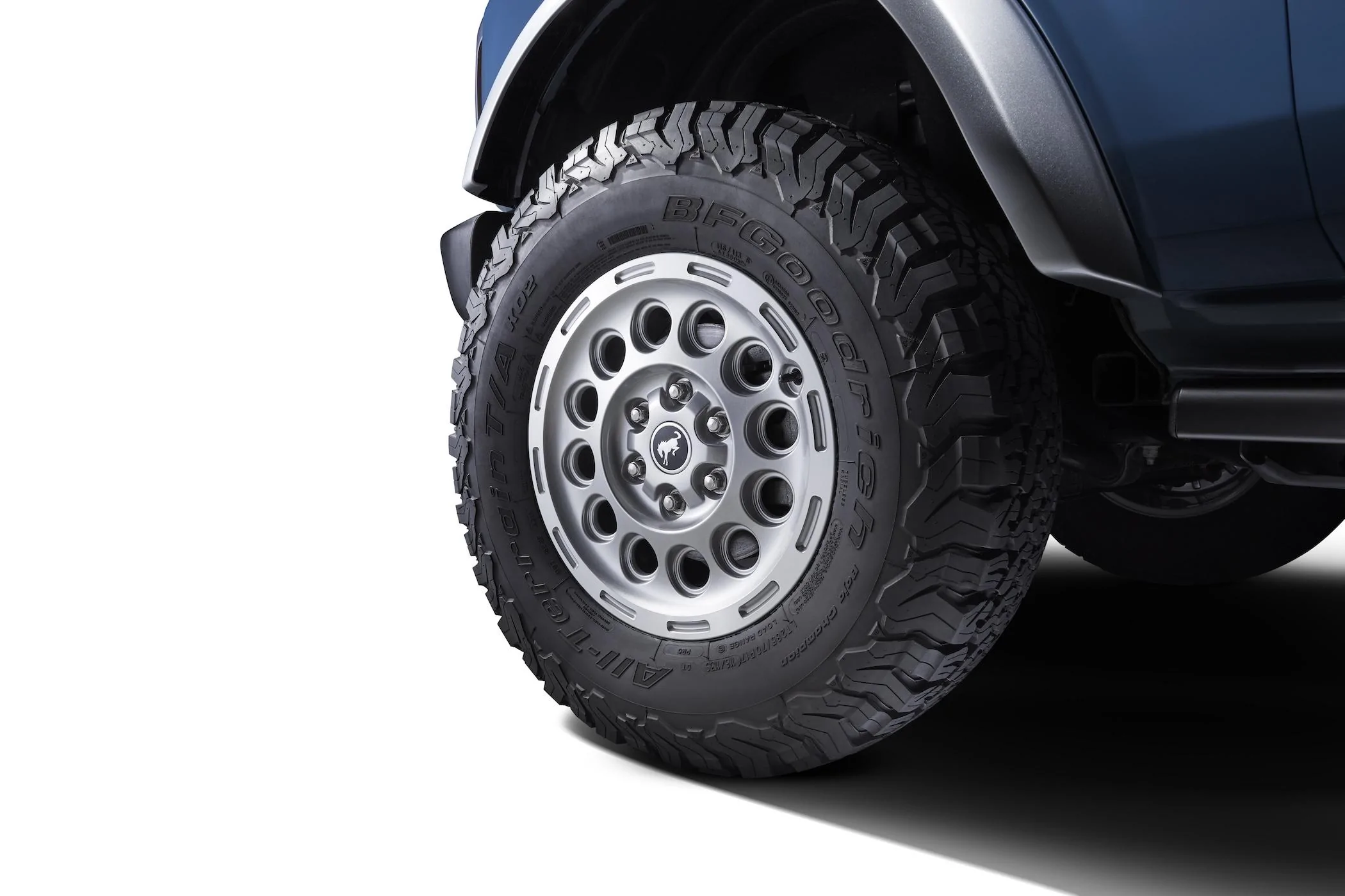 Ford Bronco Bronco @ SEMA 2023 Debuts ORV Package, Beach Bronco Concept, Vinyl Wrap Program BEACH BRONCO_BIG_BEND_WHEEL_DETAIL