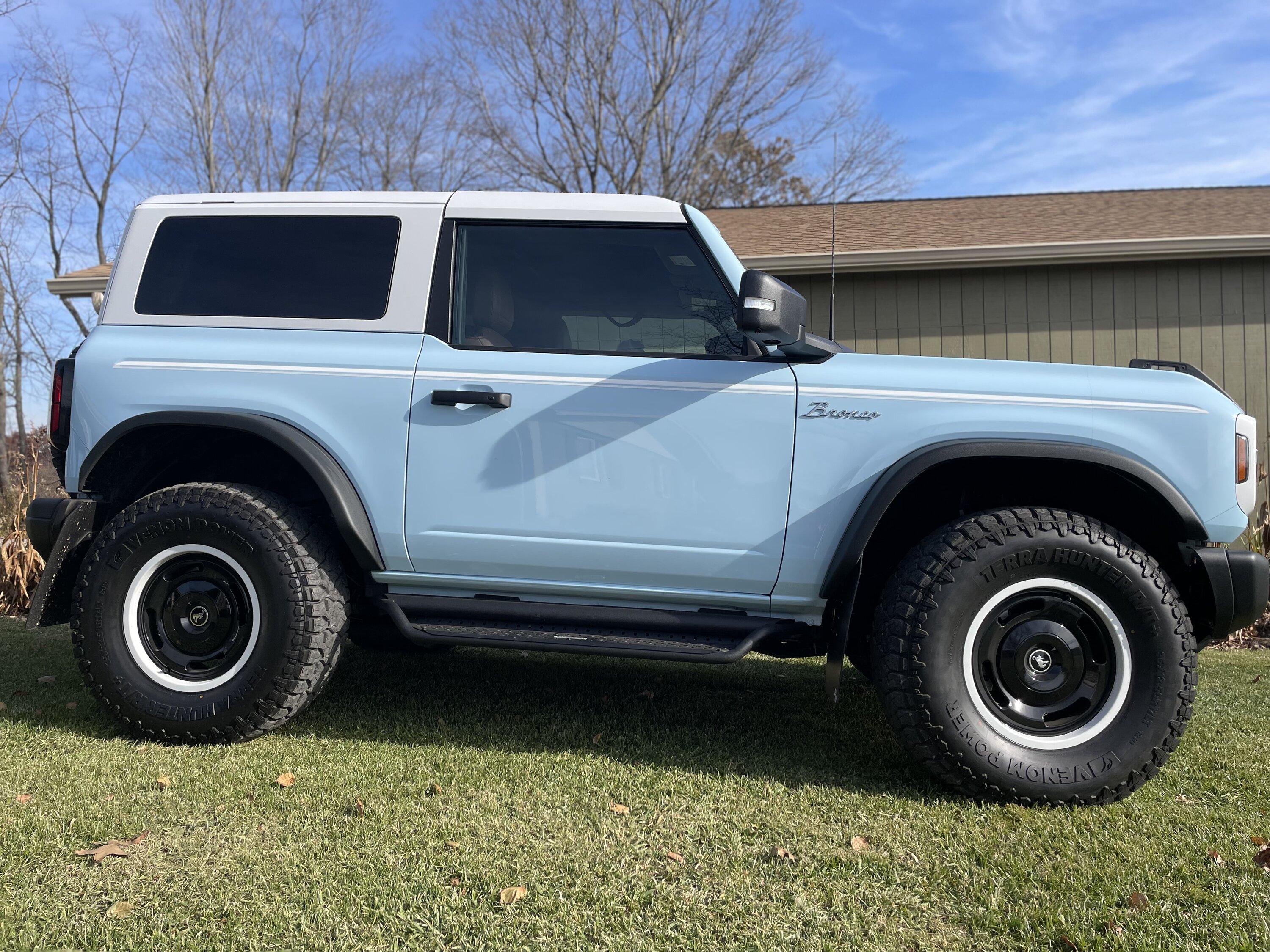 Ford Bronco Heritage edition 2 door bronco limited 72185131082__BC8EFB65-5F8B-4C23-A257-46E92A39C0D5.fullsizerender