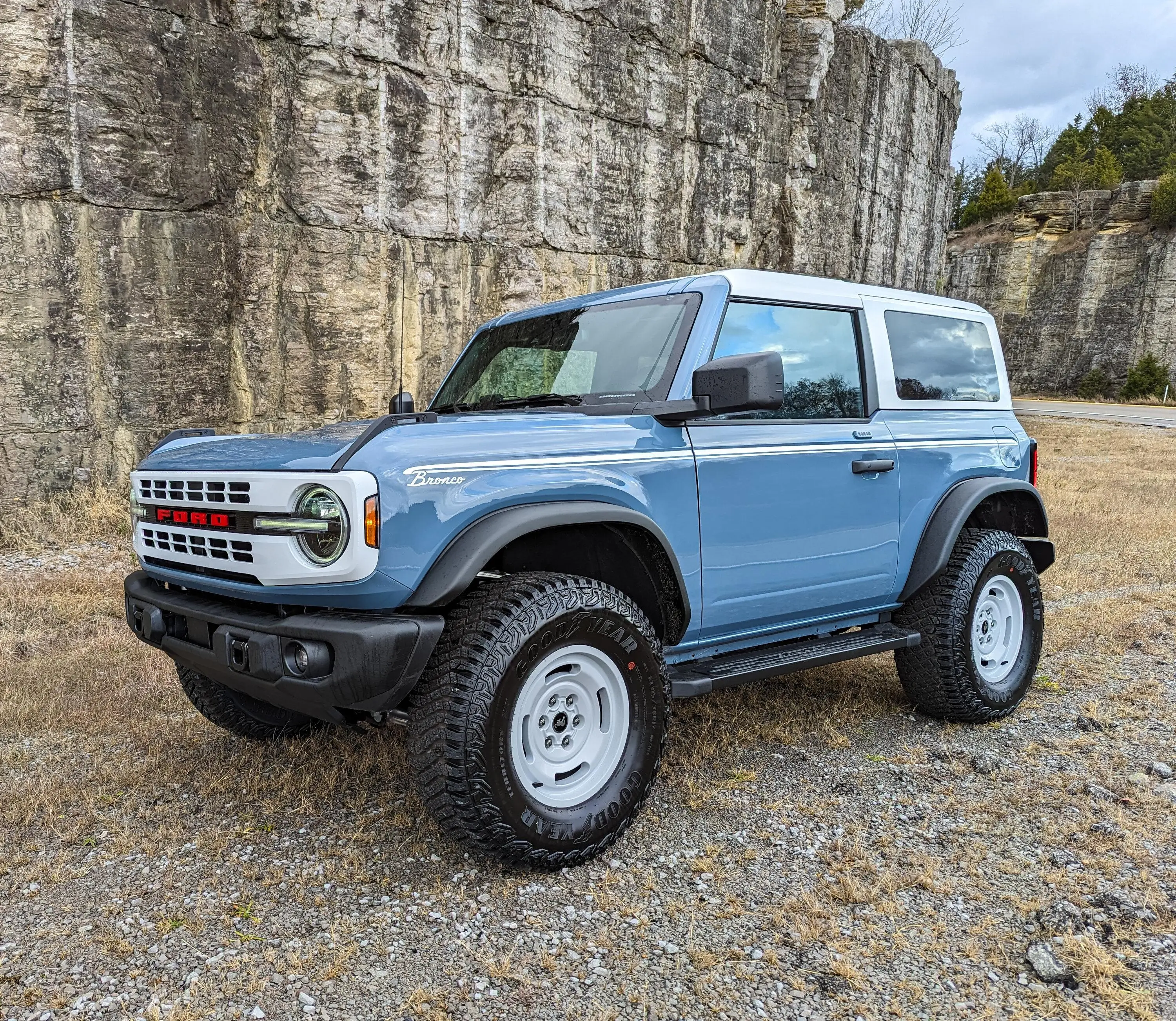Ford Bronco 2 Doors and 3 Pedals 1000020351
