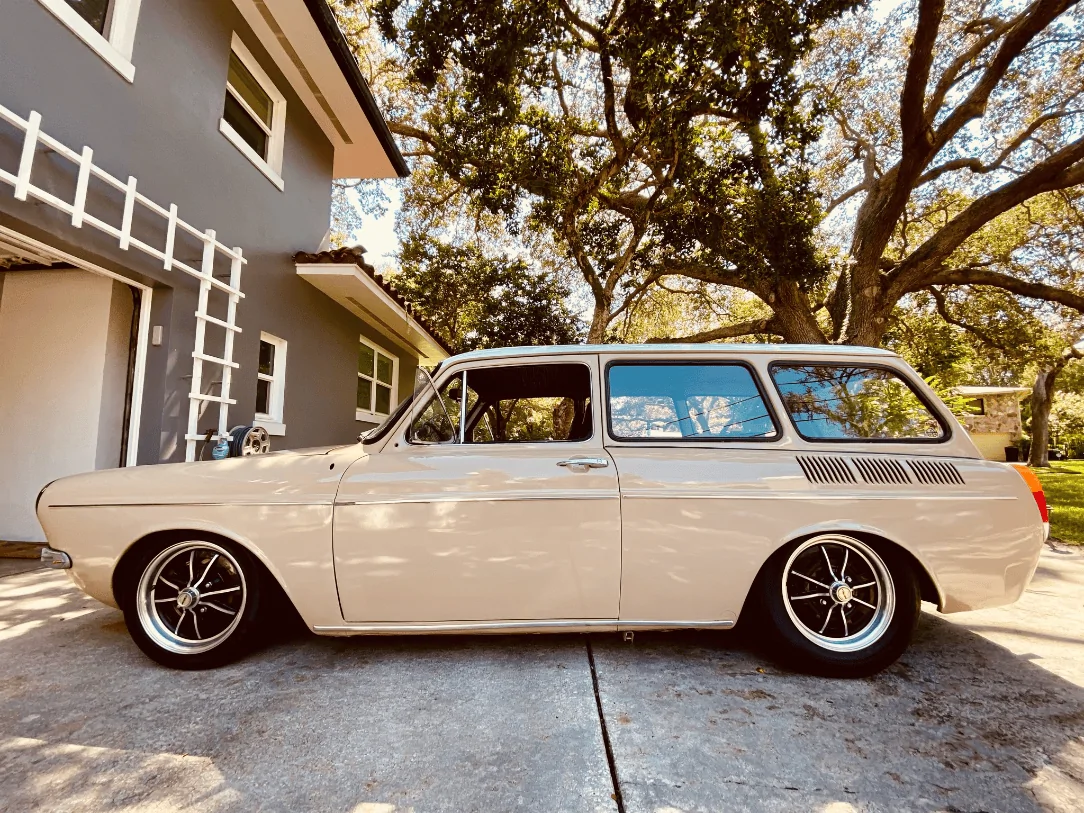 Ford Bronco 2 Doors and 3 Pedals canvas3
