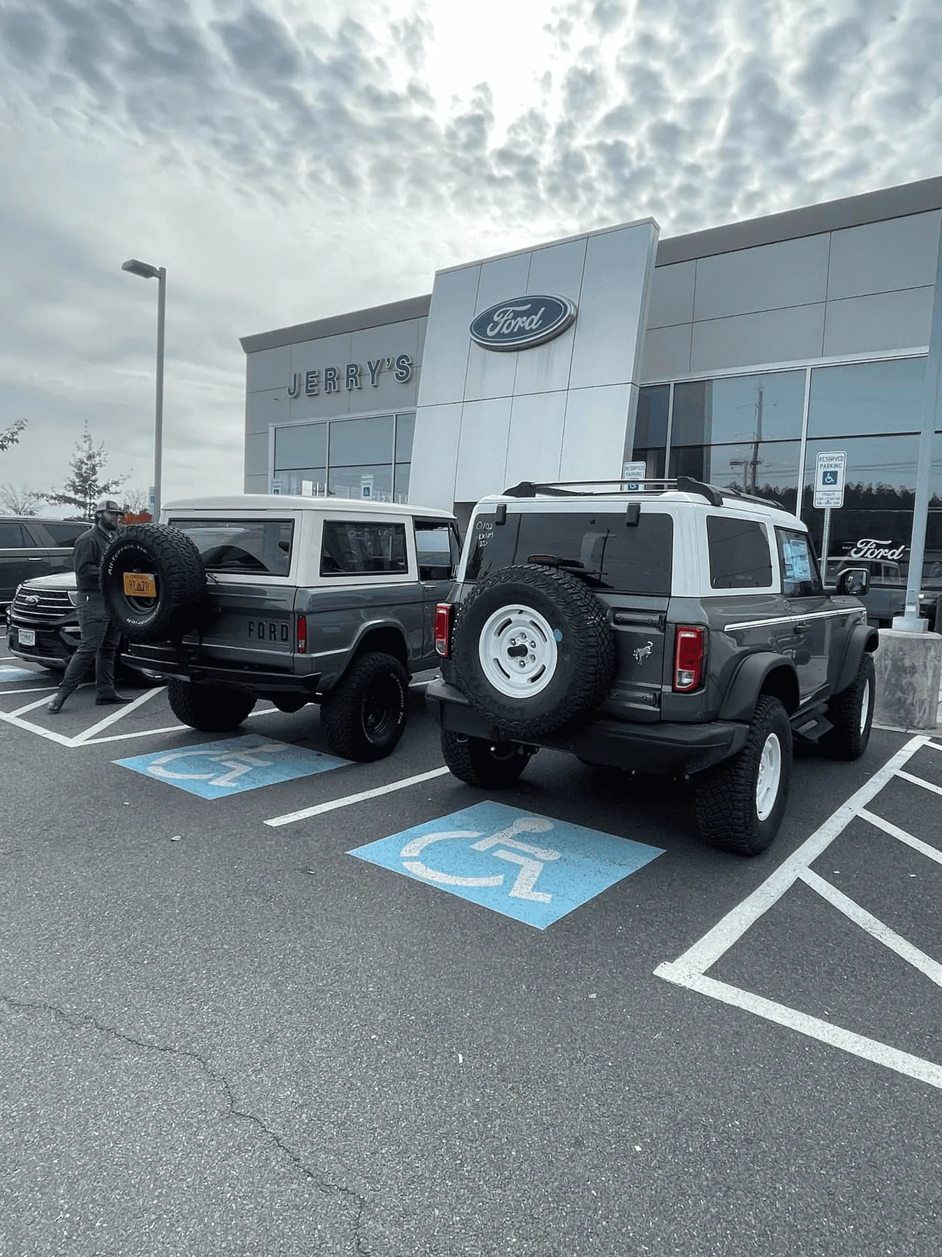 Ford Bronco HERITAGE EDITION Bronco Club 1702924530879