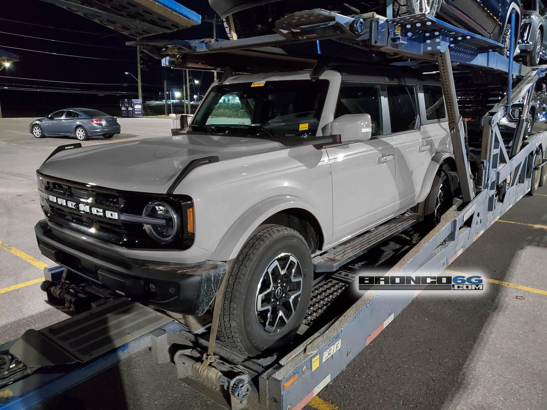Ford Bronco WHITBY Outer Banks in Cactus Gray Bronco Outer Banks CG