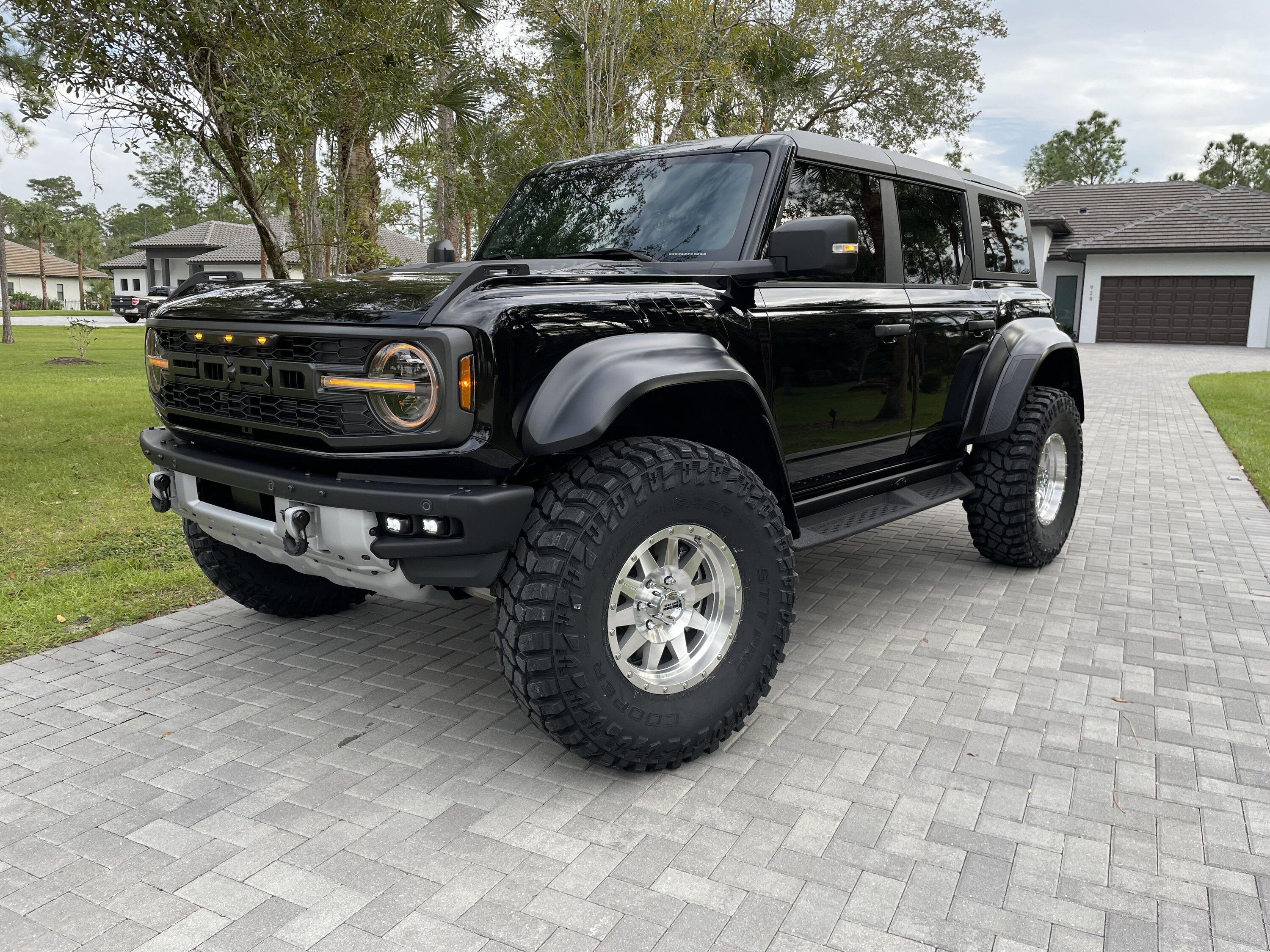 Ford Bronco SHADOW BLACK Bronco Club IMG_1429