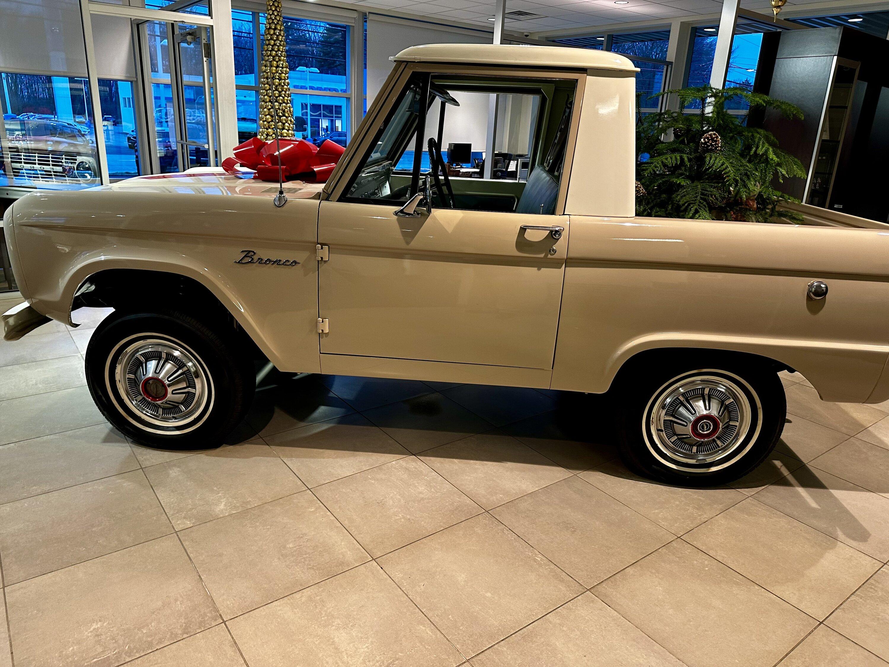 Ford Bronco 66-67 Bronco pickup IMG_4352