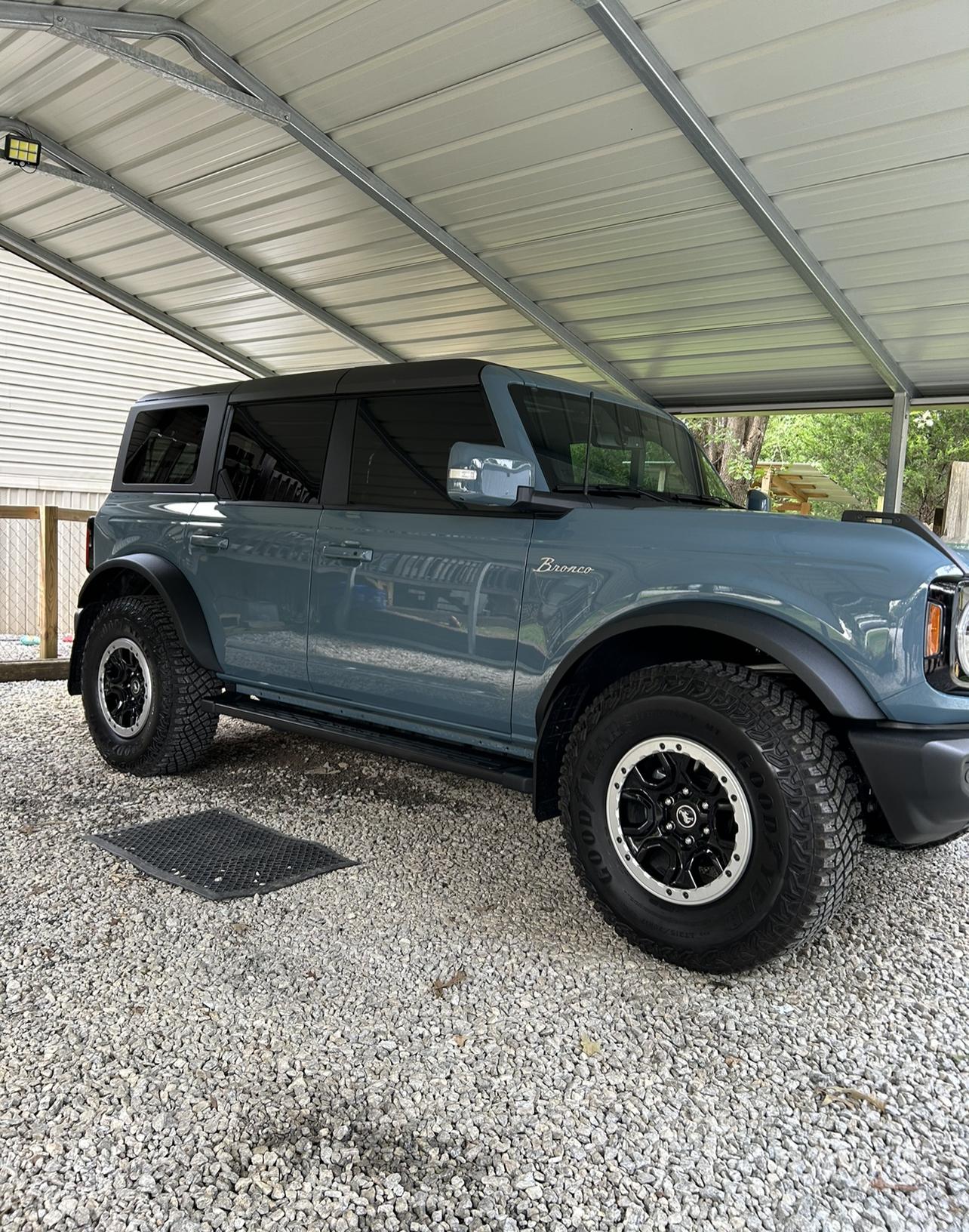 Ford Bronco SAS wheels and tires on non-SAS Outer Banks IMG_1136