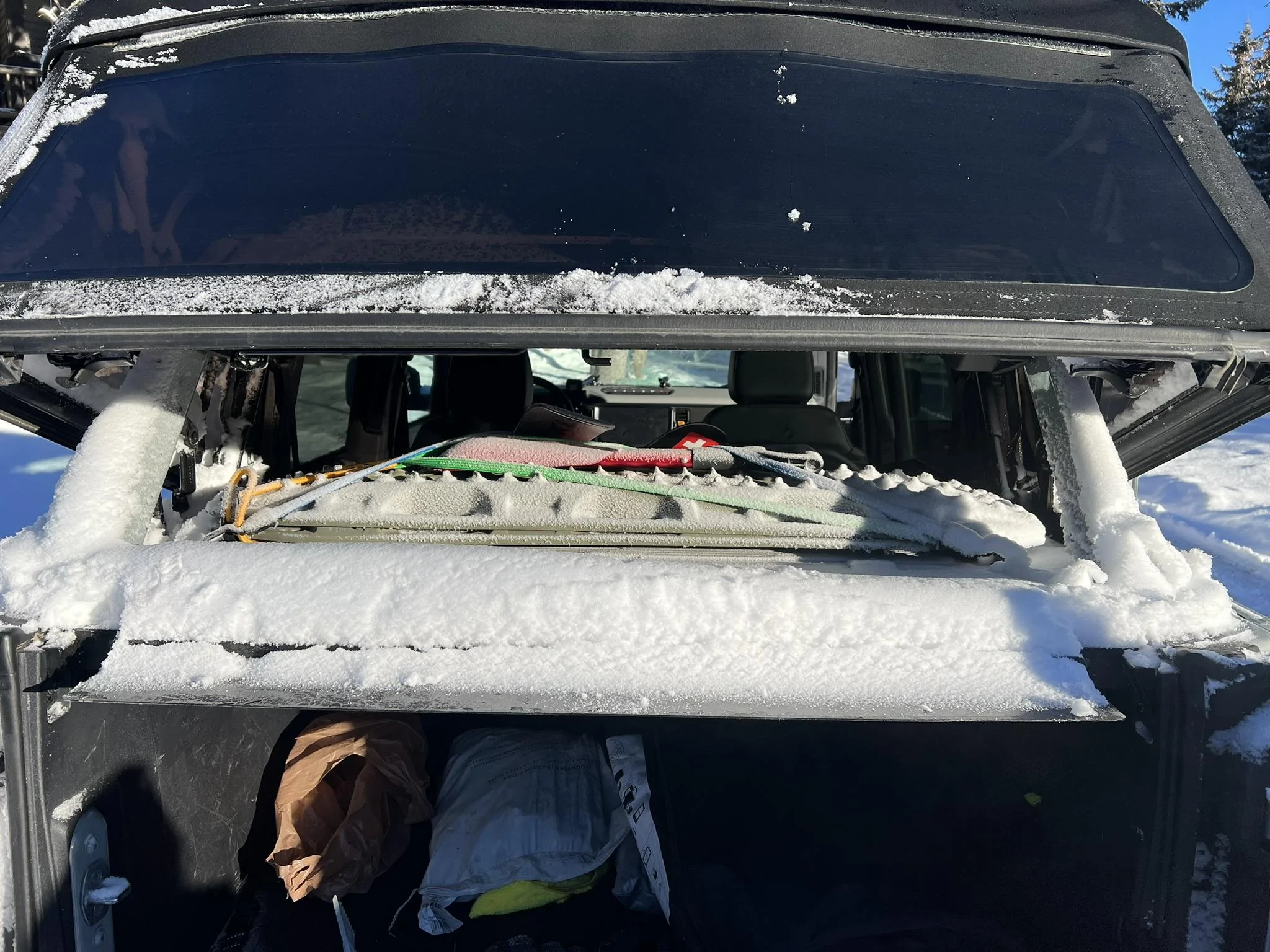 Ford Bronco Bronco sagtop in a snowstorm BD00D799-7343-4EC7-8AF1-FE6169387312