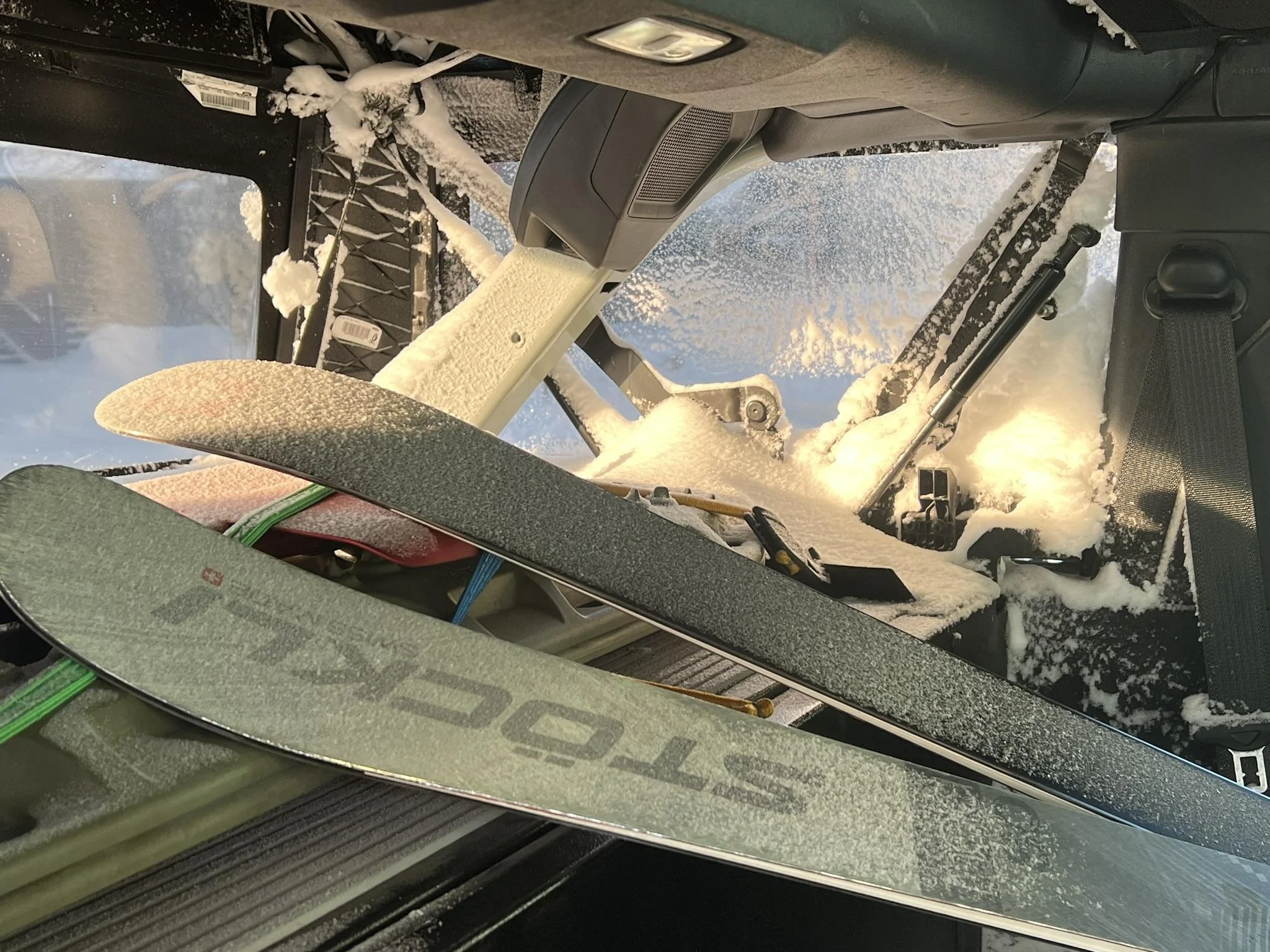Ford Bronco Bronco sagtop in a snowstorm 7A999B1F-6AAD-406A-AF8B-430728FDE5D1