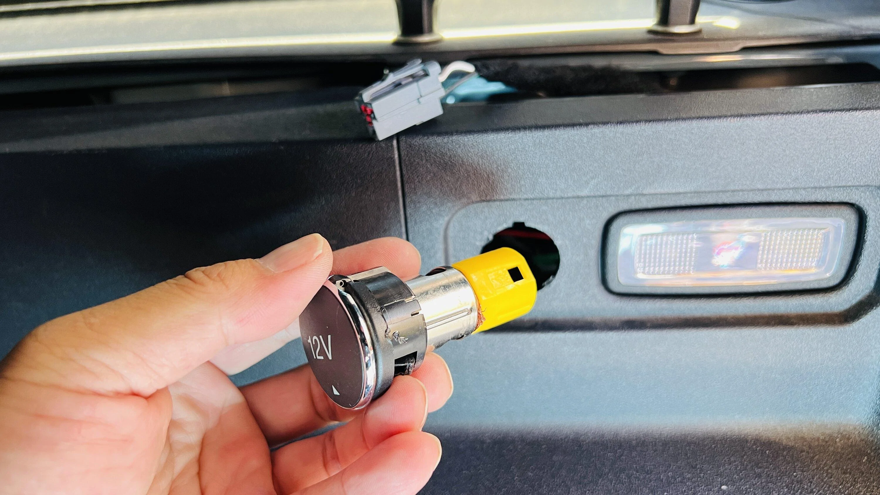 Can you help me solve the problem of the 12V power supply in the rear ...