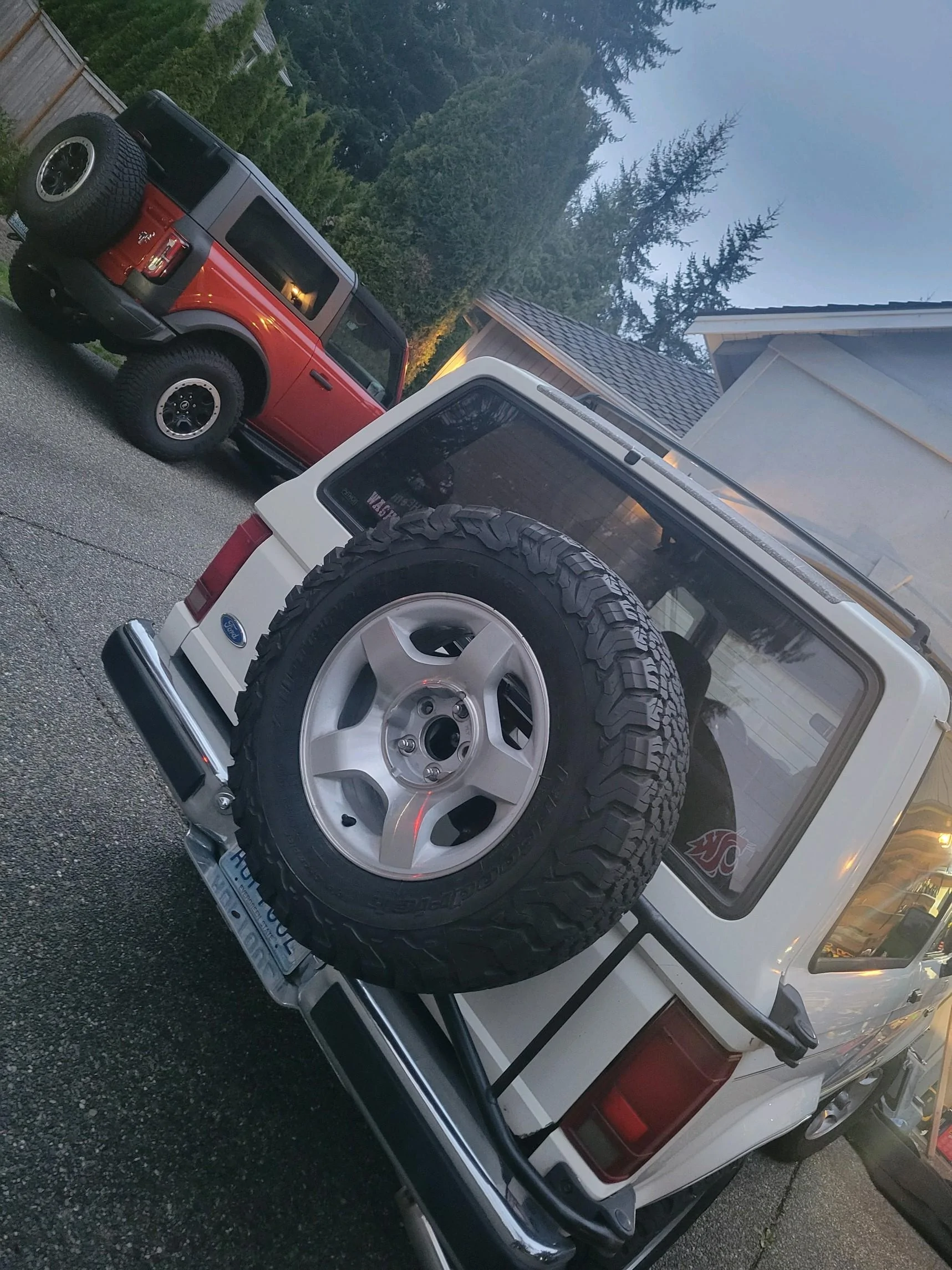 Ford Bronco Bronco 6th gen vs Bronco II 20230430_202007