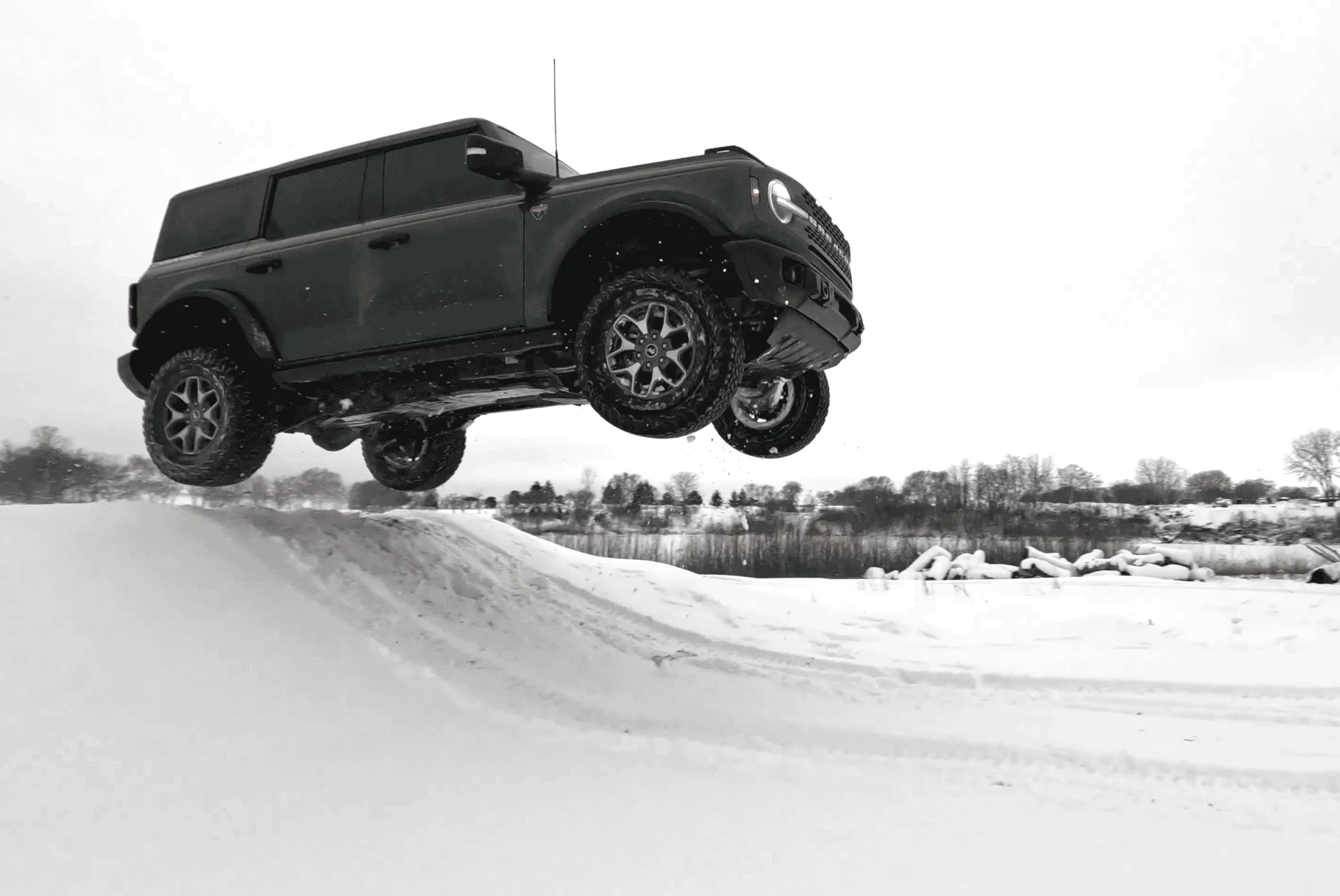 Ford Bronco STUCK and SMASHED Snow Wheeling 🫣 [VIDEO] 1000008277-png