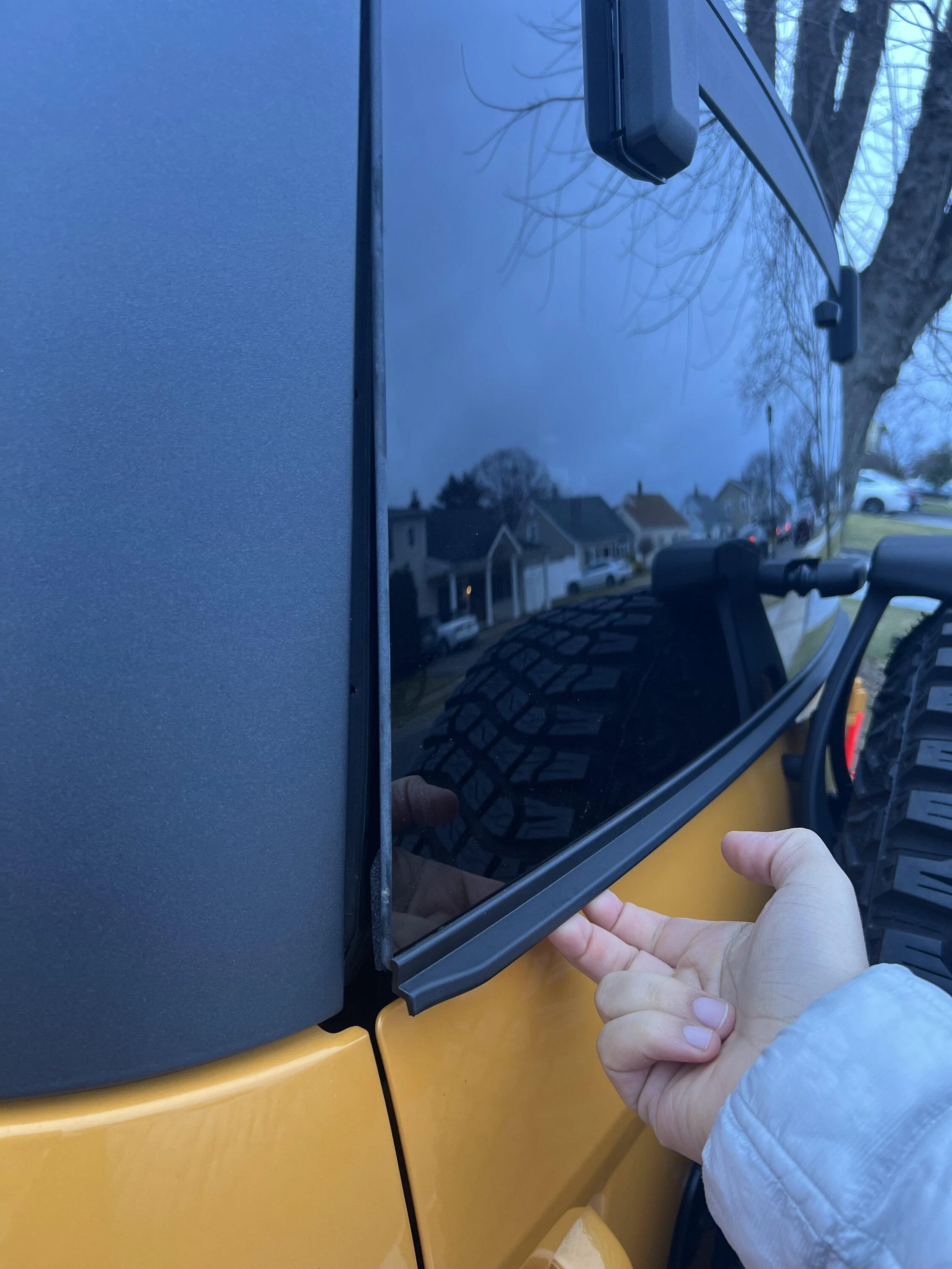 Ford Bronco Bronco hardtop back window issue after replacement IMG_3808