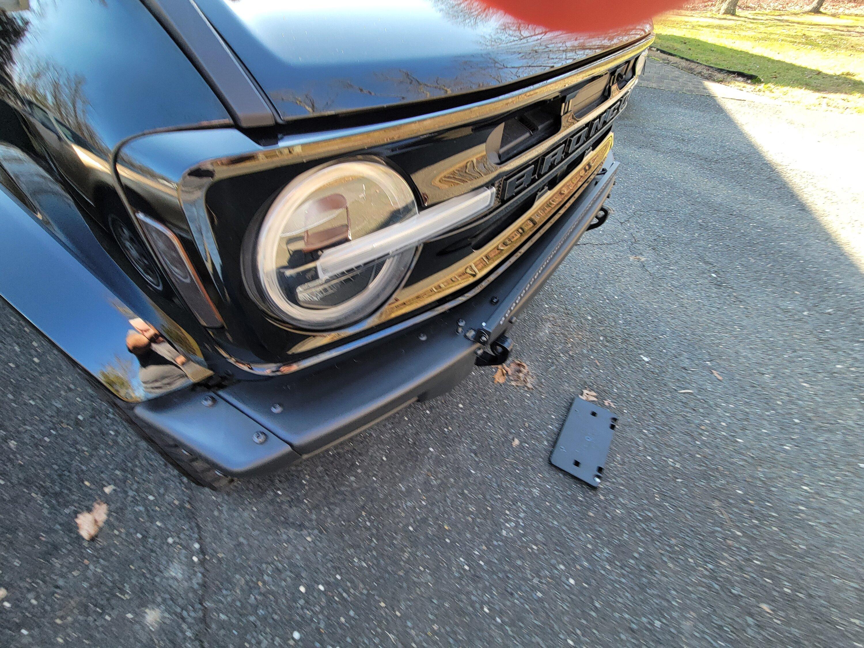 Ford Bronco SHADOW BLACK Bronco Club FrontPass