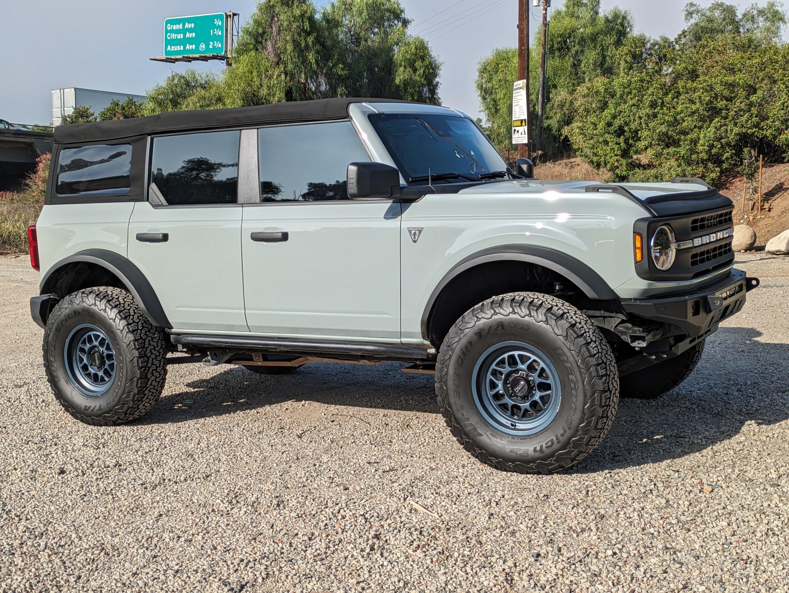 Ford Bronco 2022 Bronco Base Sasquatch with Mods 1000000444