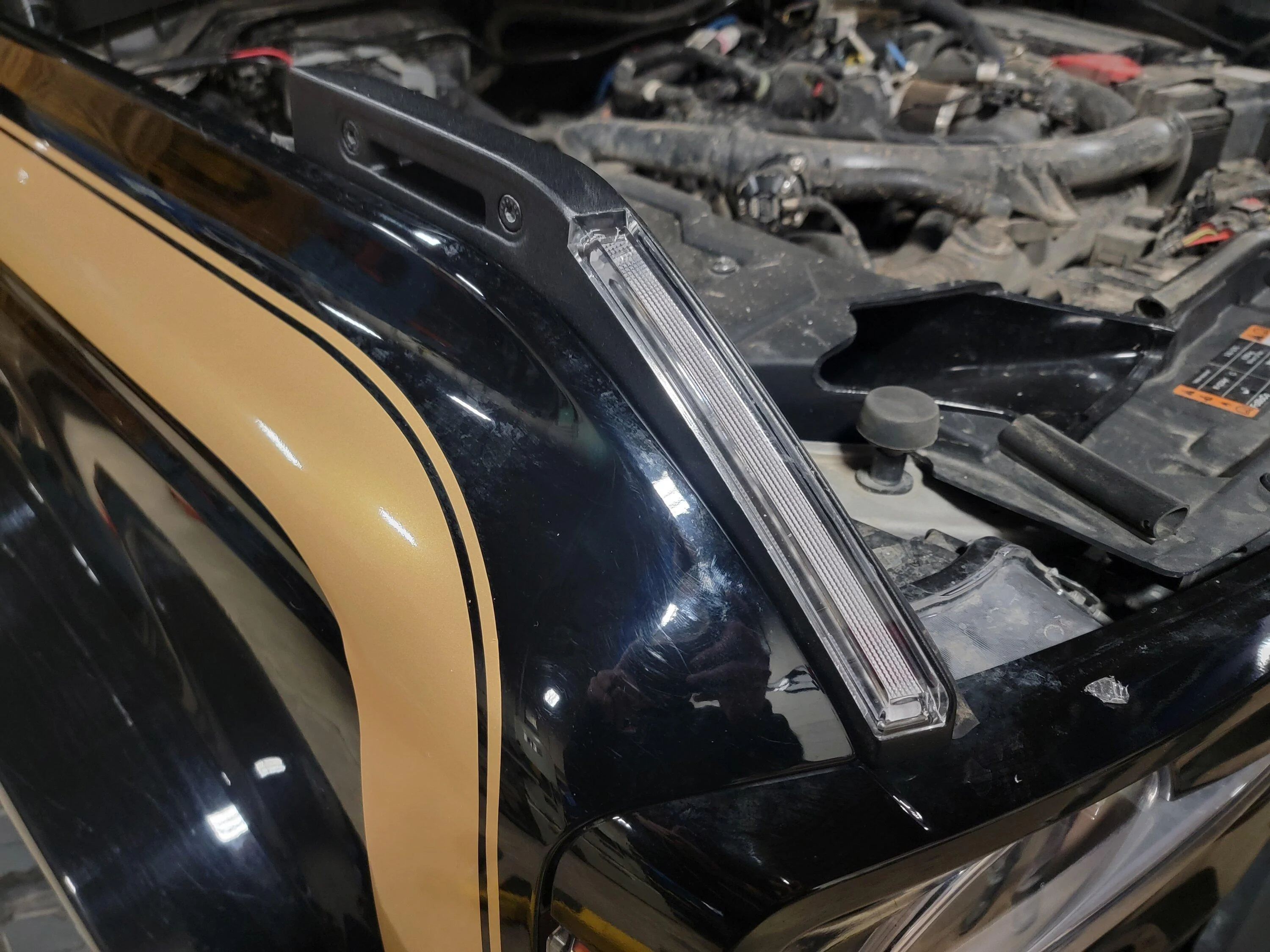 IAG I-Line Lighted LED Hood Deflector Matte BlackはFord Bronco 2021 2022 2023+に適合 : IAG I-Line Hood Trail Marker w⁄LED Lights, Matte Black