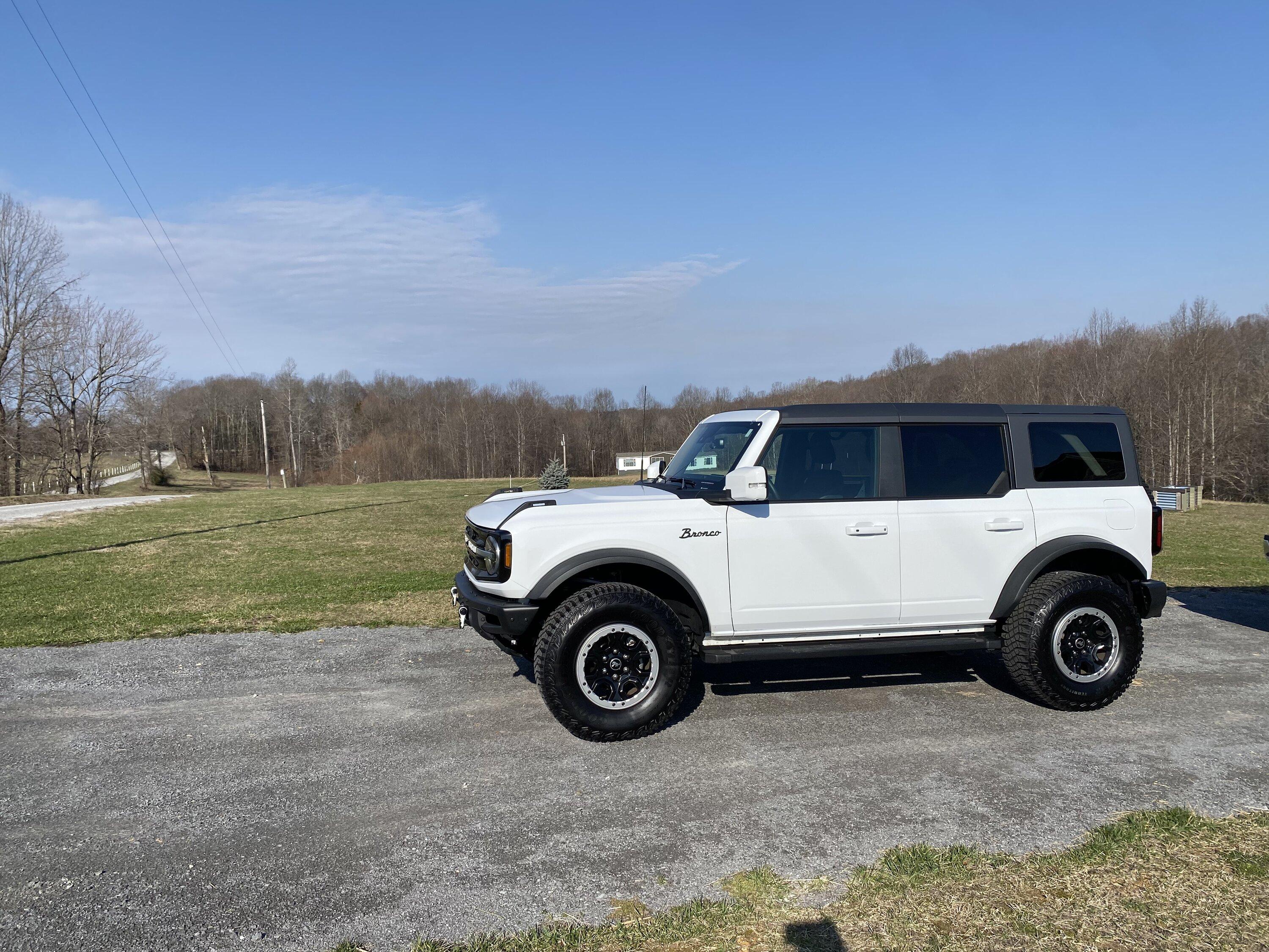 Ford Bronco OXFORD WHITE Bronco Club 813EF96A-E66D-4538-BA18-8E16DEE9218C