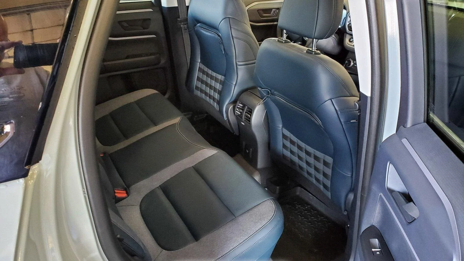 Ford Bronco Wildtrak interior pictures? SEMvnYLUfAJbErC-1600x900-noPad