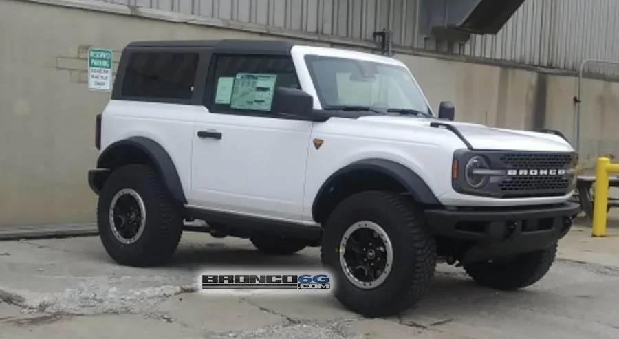 Ford Bronco Pic - Oxford White 2 Door Badlands Sasquatch 2021 Bronco Oxford White Badlands Sasquatch 2-Door