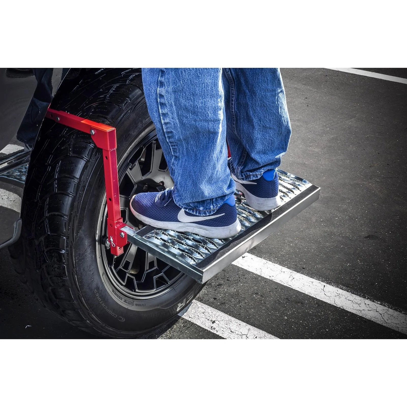 Ford Bronco Road trip; overland ready. 647596 _647596E TRUCK TIRE SERVICE STEP_Usage_3