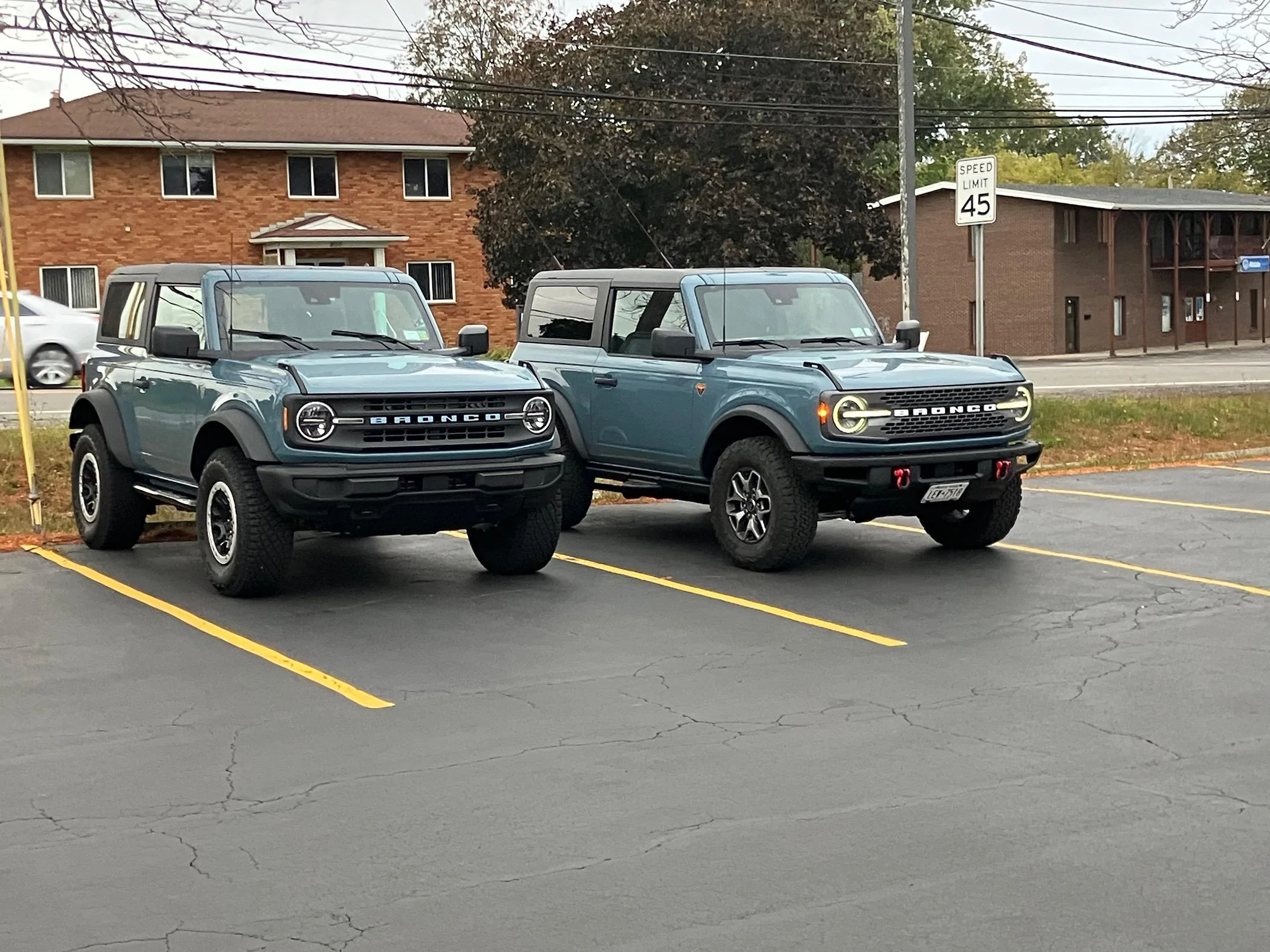 Ford Bronco Pics of your 2dr next to other cool 2drs IMG_5978