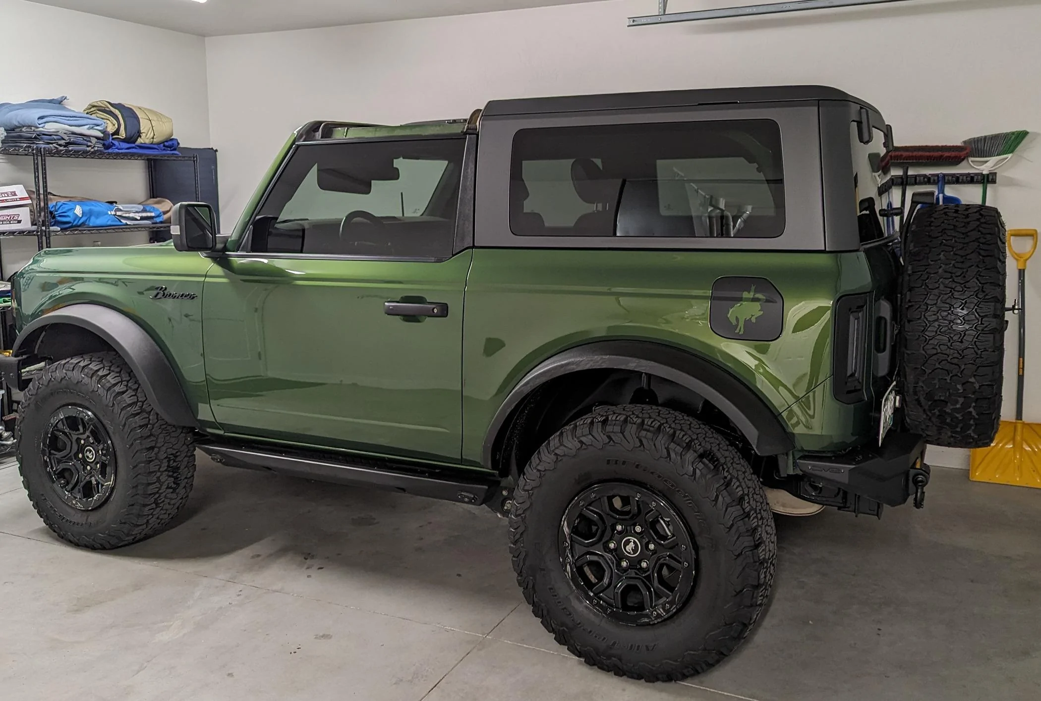 Ford Bronco Fender script color choice on Eruption Green H1