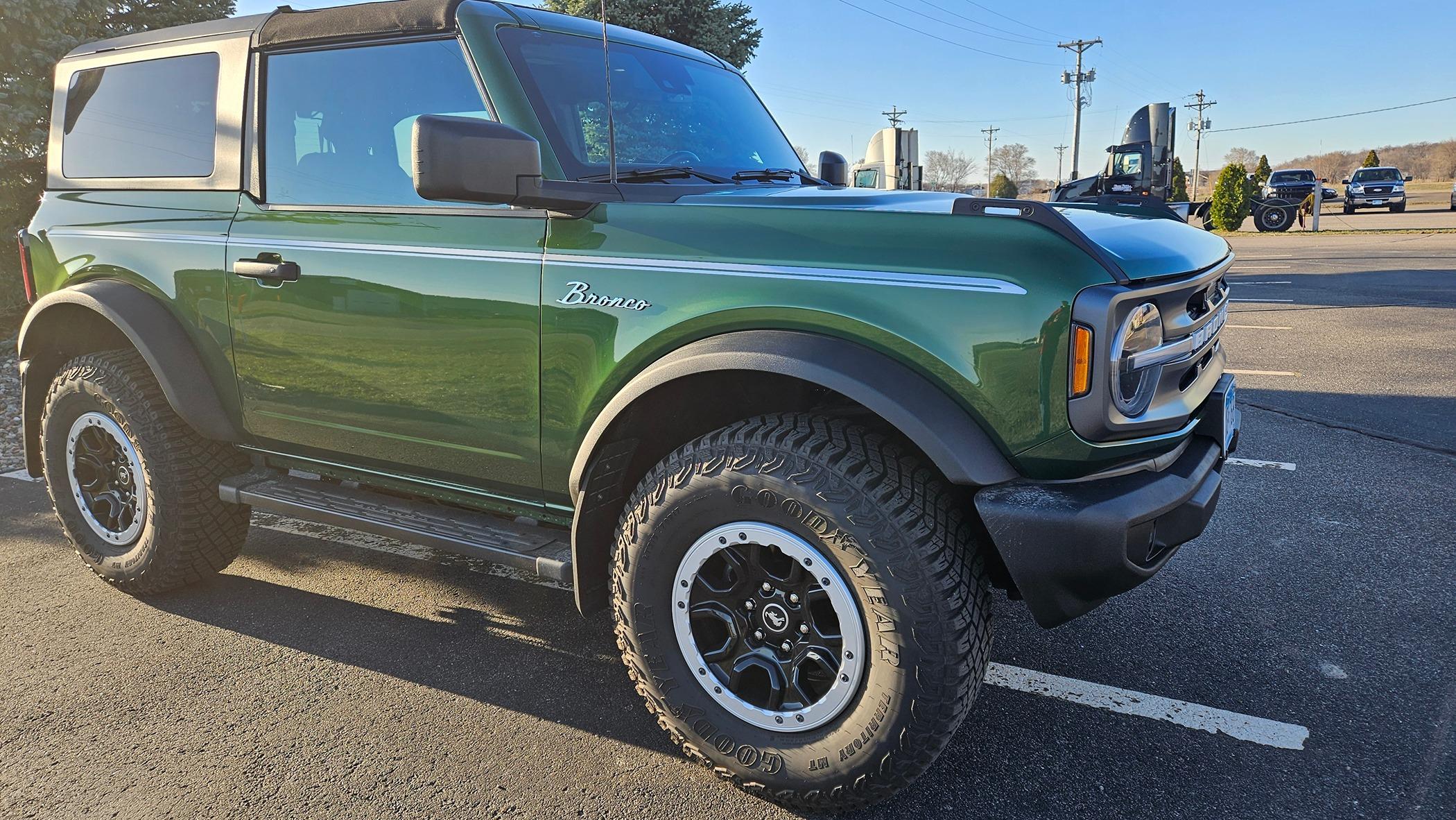 Ford Bronco Fender script color choice on Eruption Green 20240412_074905