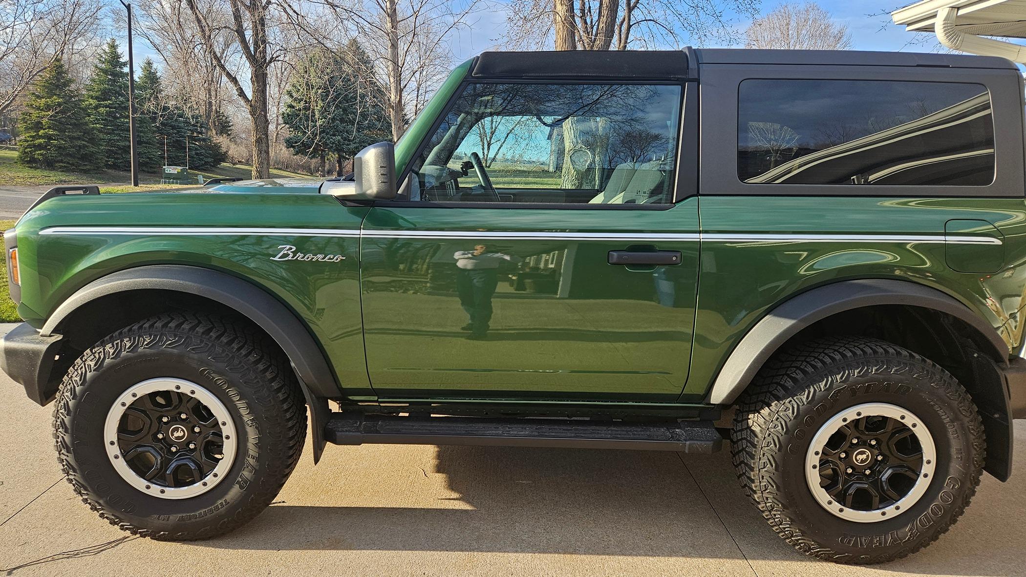 Ford Bronco Fender script color choice on Eruption Green 20240411_184408