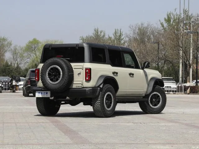 Ford Bronco Chinese-Market Bronco photos: full digital gauge cluster, new interior colors, rear passengers vents, etc. 50136300