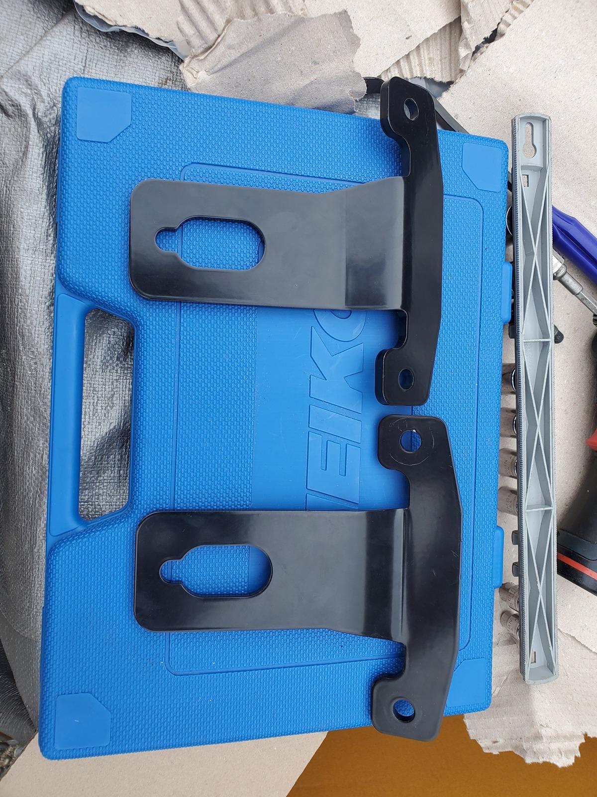 Ford Bronco ARB summit install... Do I have the wrong parts here? straight edges facing in, one bracket at wrong angle 