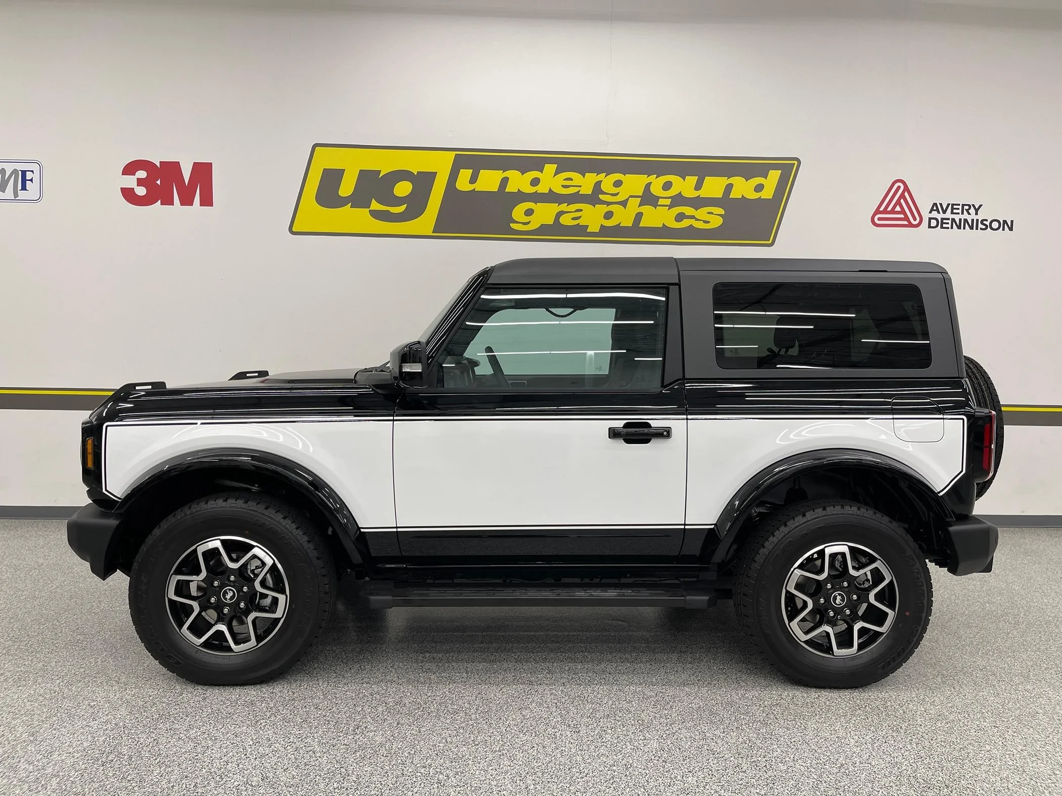 Throwback Edition: Two-Tone Paint \u0026 Stripes, Powder Coated Wheels, Heritage  Style Grille | Bronco6G - 2021+ Ford Bronco \u0026 Bronco Raptor Forum, News,  Blog \u0026 Owners Community, image size:2100x1575