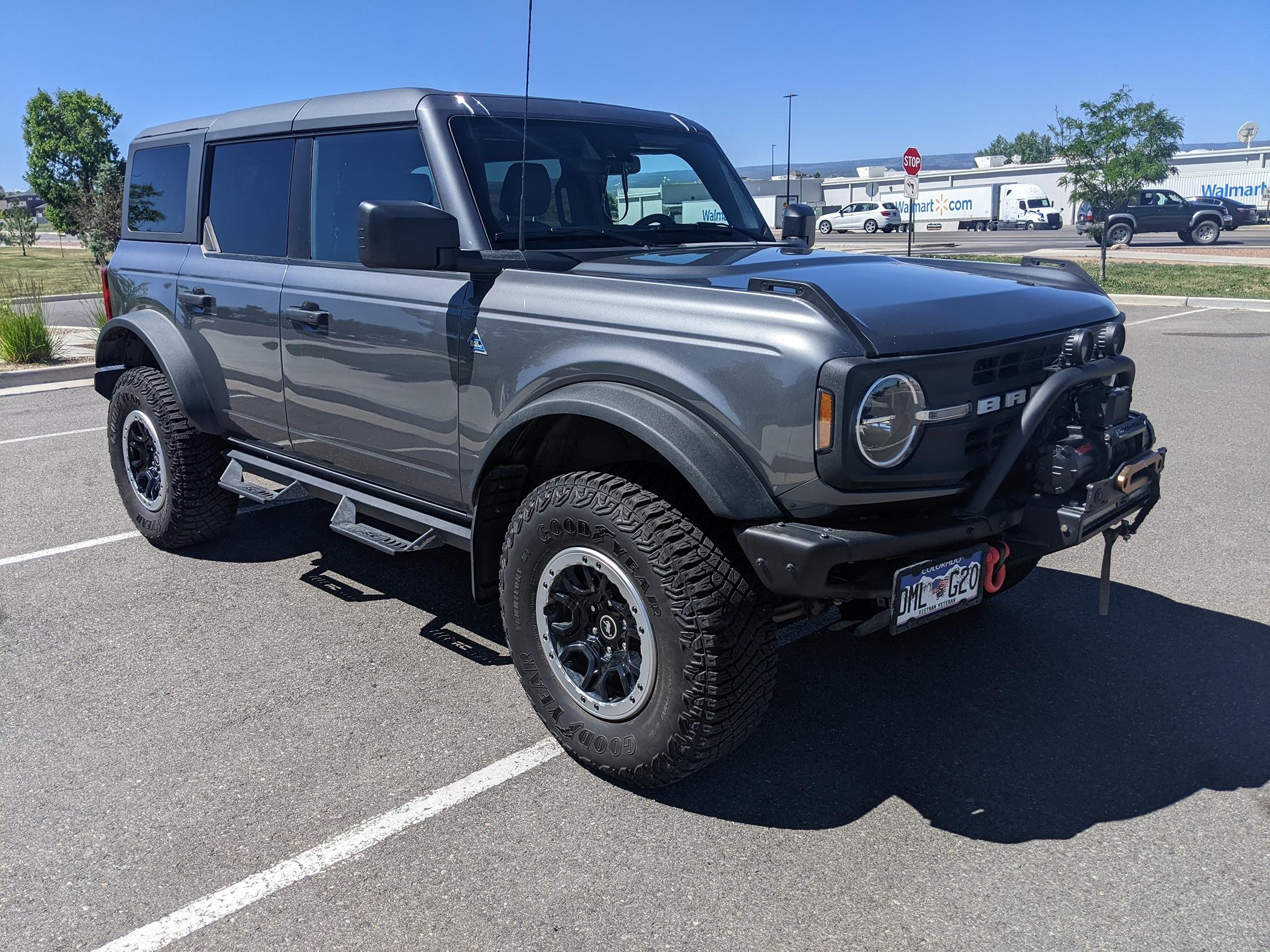 Ford Bronco '22 Black Diamond SAS-$45000 Bronco outside front rt side