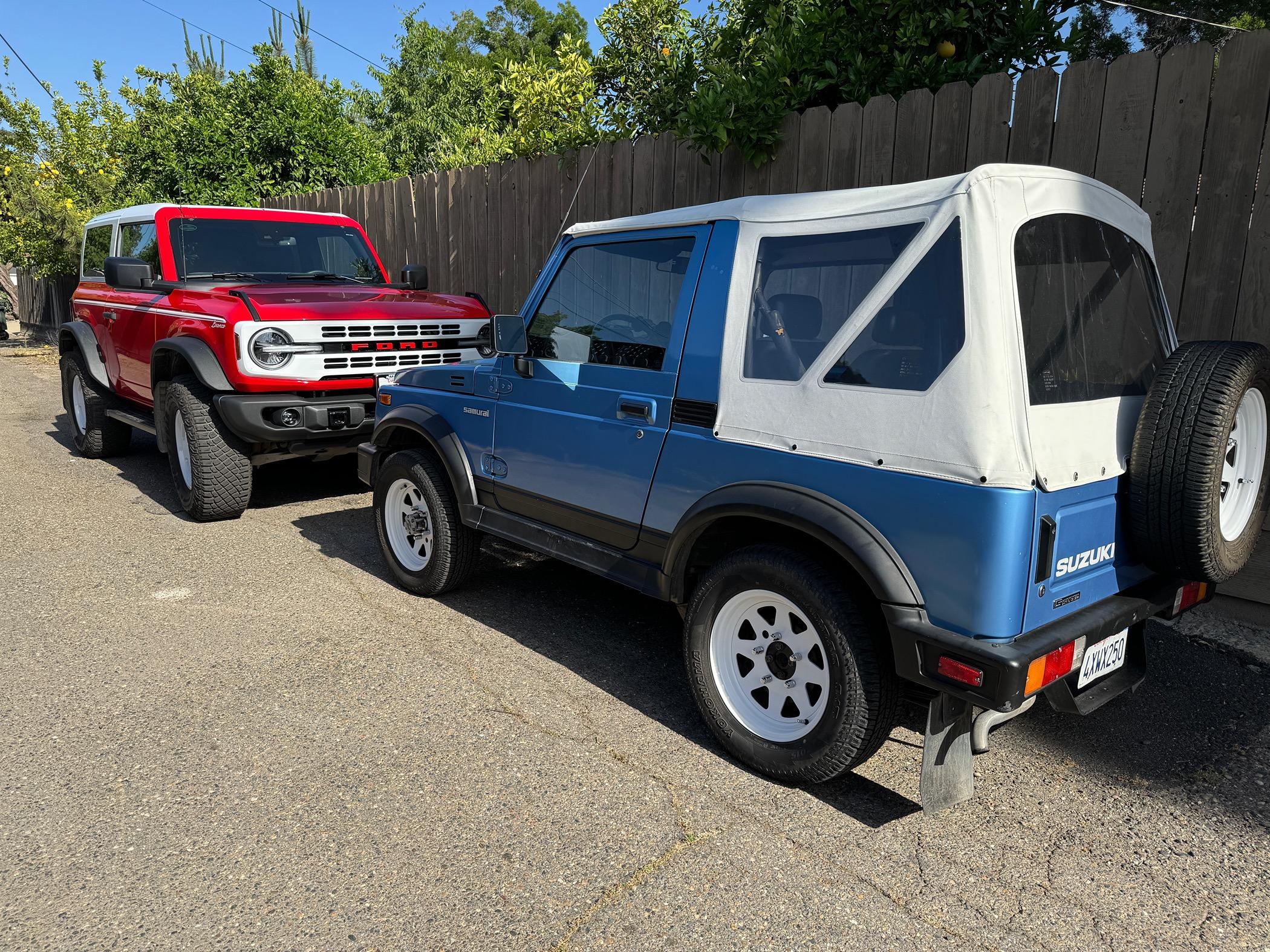 Ford Bronco Pics of your 2dr next to other cool 2drs IMG_0625