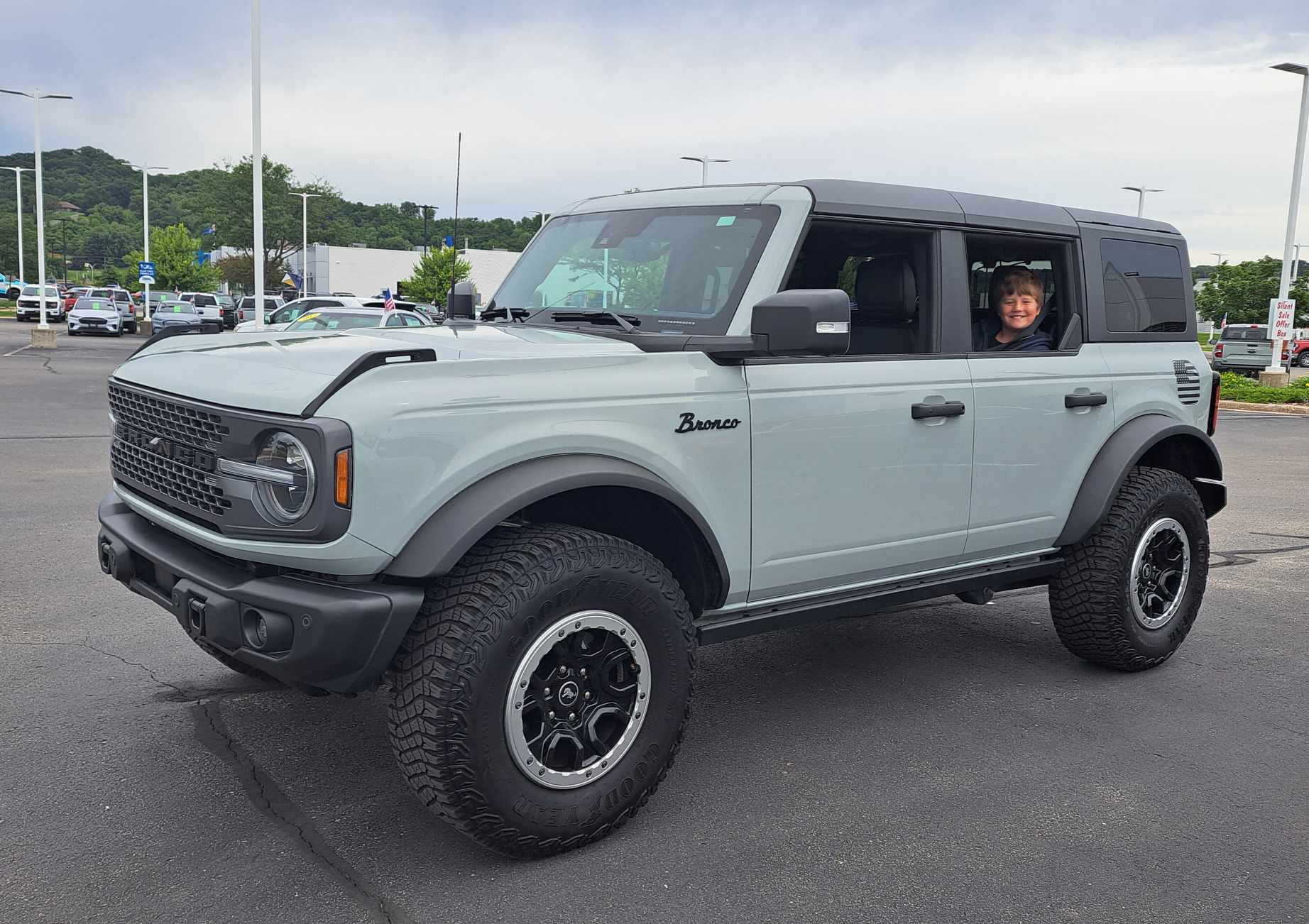 Ford Bronco Finally upgraded from Bronco Sport Messenger_creation_64c1ffbb-0c62-4582-8507-ba35b351495b