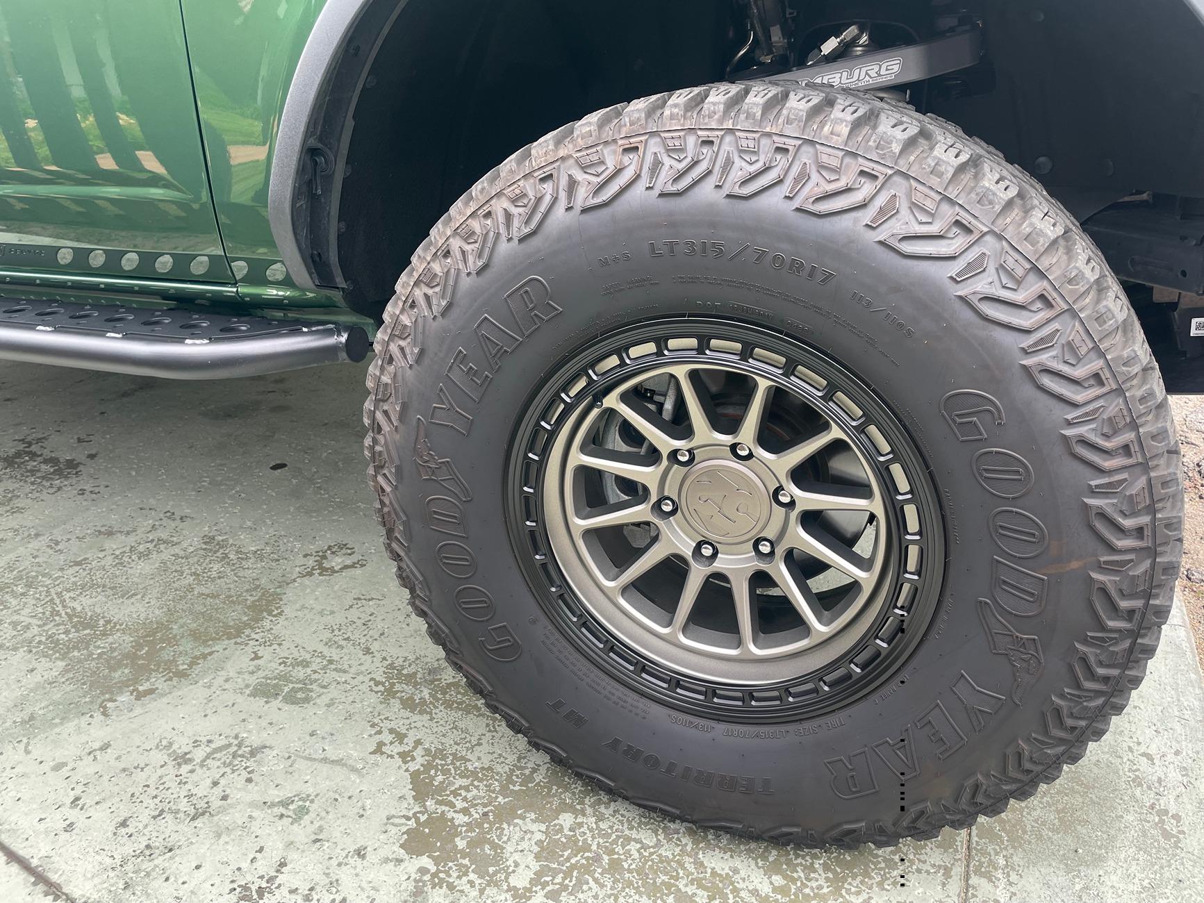 Ford Bronco Base  Eruption Green 4-door Sasquatch package (LA) b7