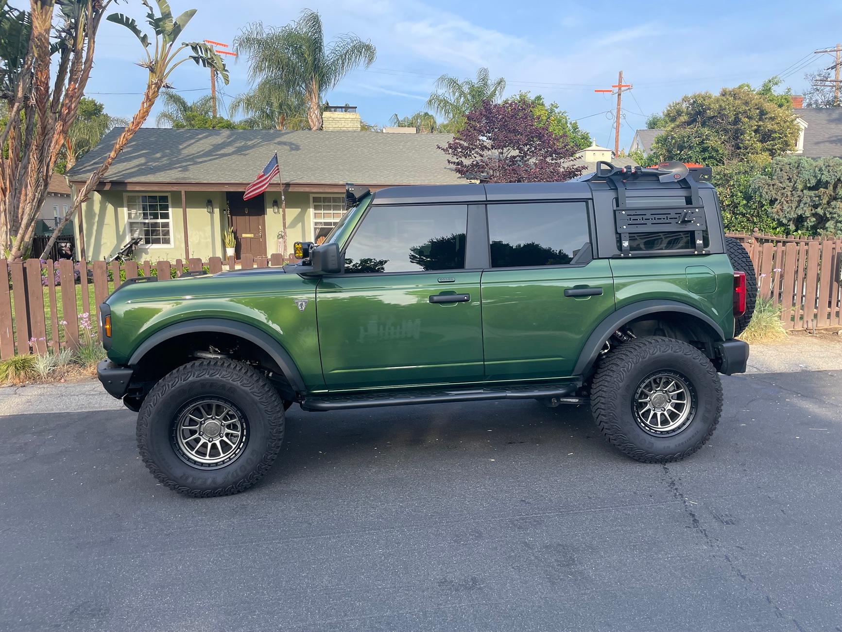 Ford Bronco Base  Eruption Green 4-door Sasquatch package (LA) b14