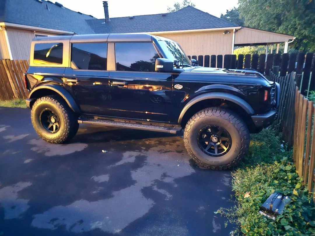 Ford Bronco Icon Rebound Double Black on Shadow Black bronc1