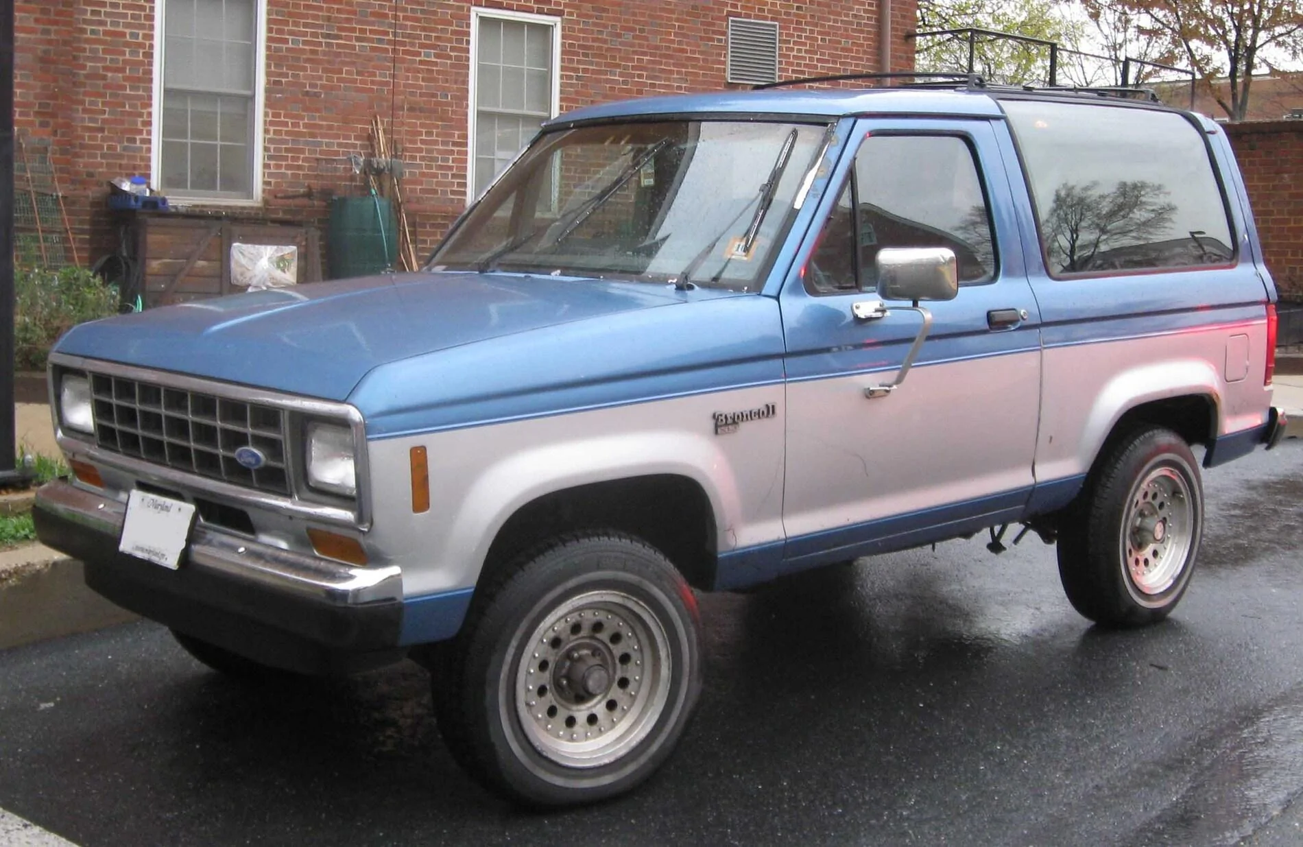 Ford Bronco Base trim wheels and tires Ford_Bronco_II