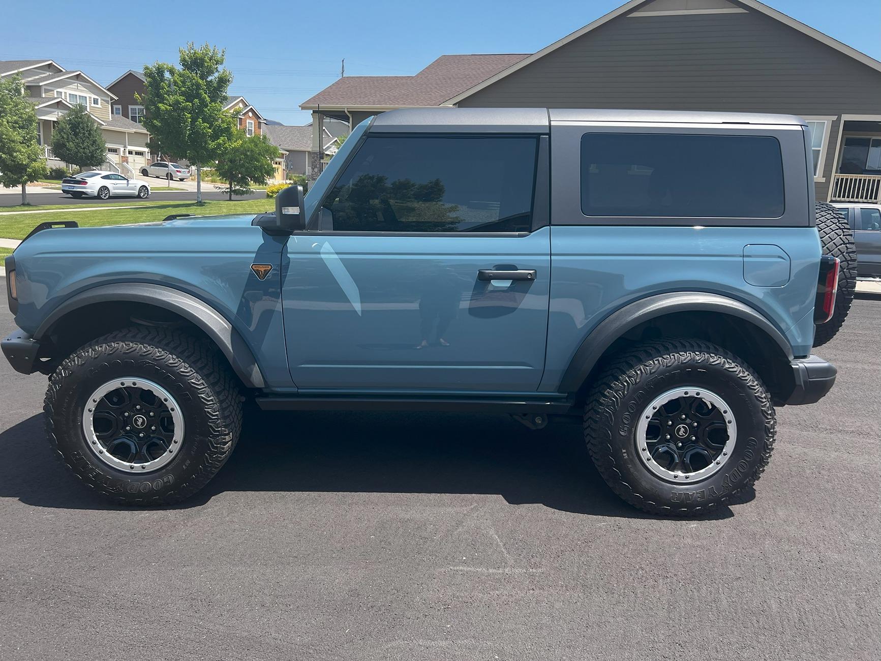 Ford Bronco '21 Badlands Sasquatch 2dr, 2.7L Lux Driver side straight on