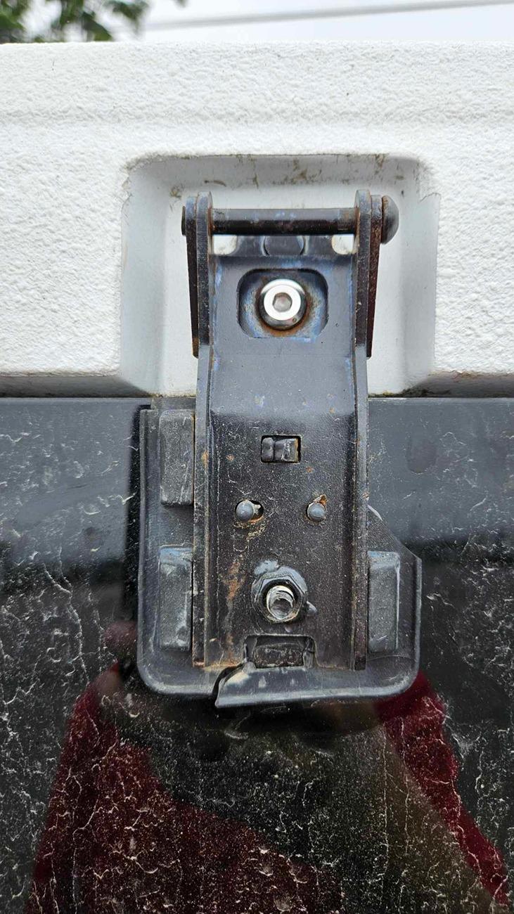 Ford Bronco Hinge Covers (Anderson Composites) Right Broken
