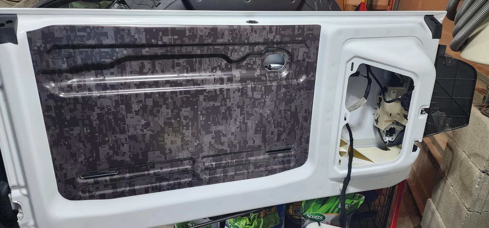 Ford Bronco Tailgate table contrast wrap 20240803_211525