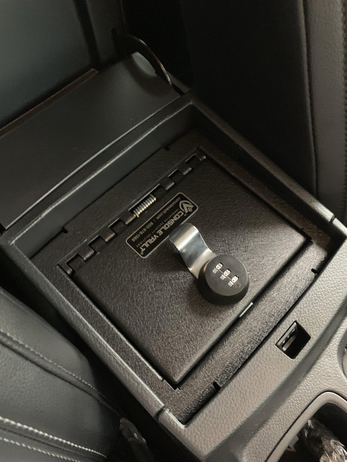 Ford Bronco Base Bronco have a locking center console? Console Vault