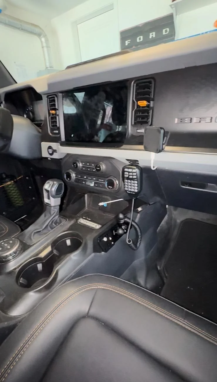 Ford Bronco Sleeker Dual Band Radio Install (UHF/VHF) ICOM-2730A IMG_1143