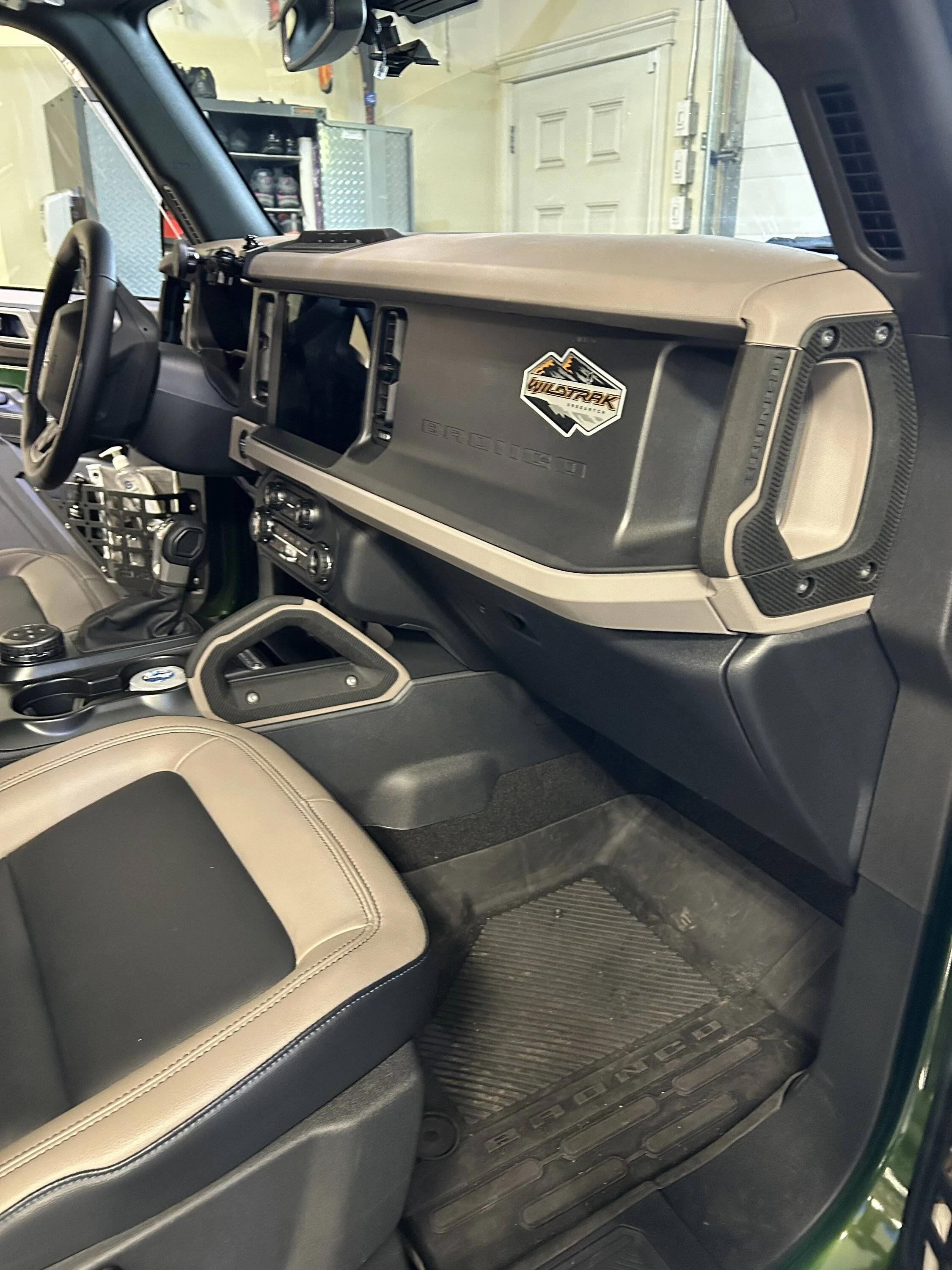 Ford Bronco 2024 Wildtrak interior handle swap (from standard blue color) - pics IMG_3028