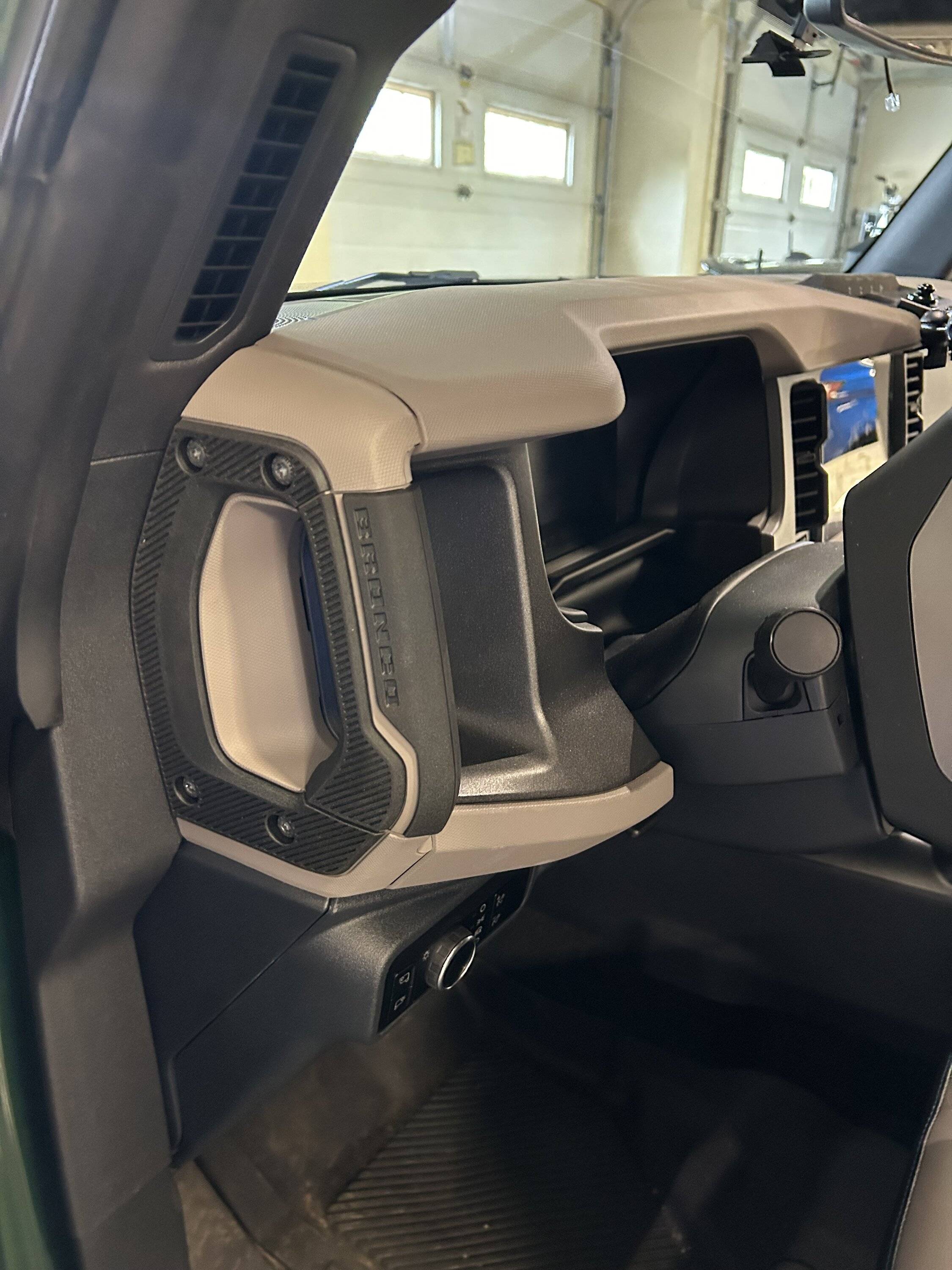 Ford Bronco 2024 Wildtrak interior handle swap (from standard blue color) - pics IMG_3032.JPG