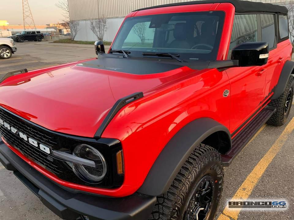 Ford Bronco Wildtrak with carbonized gray grille Race Red Bronco Wildtrak 4