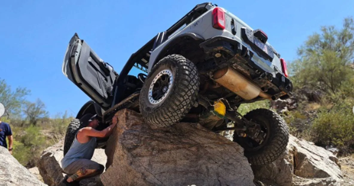 Ford Bronco Carnage on Elvis, Box Canyon Florence AZ... stock half shaft and front FDU broke Buggy lin