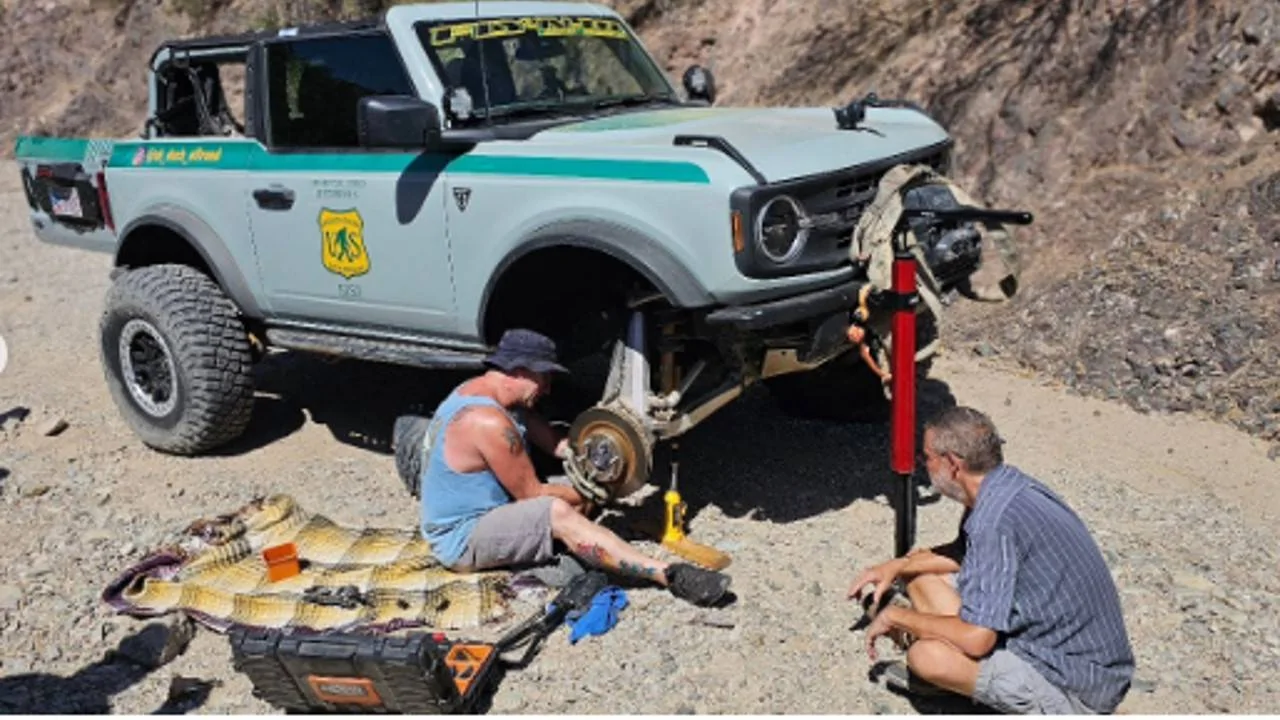 Ford Bronco Carnage on Elvis, Box Canyon Florence AZ... stock half shaft and front FDU broke Carnag