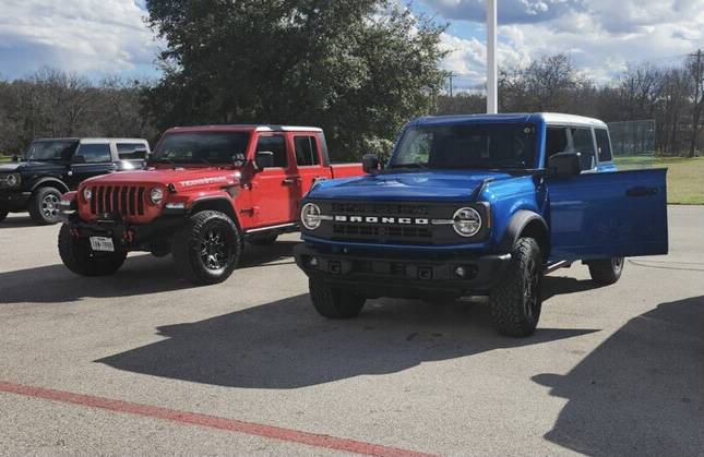 Ford Bronco Base Bronco VS. Base Jeep JT/JL comparison imagejpeg_2