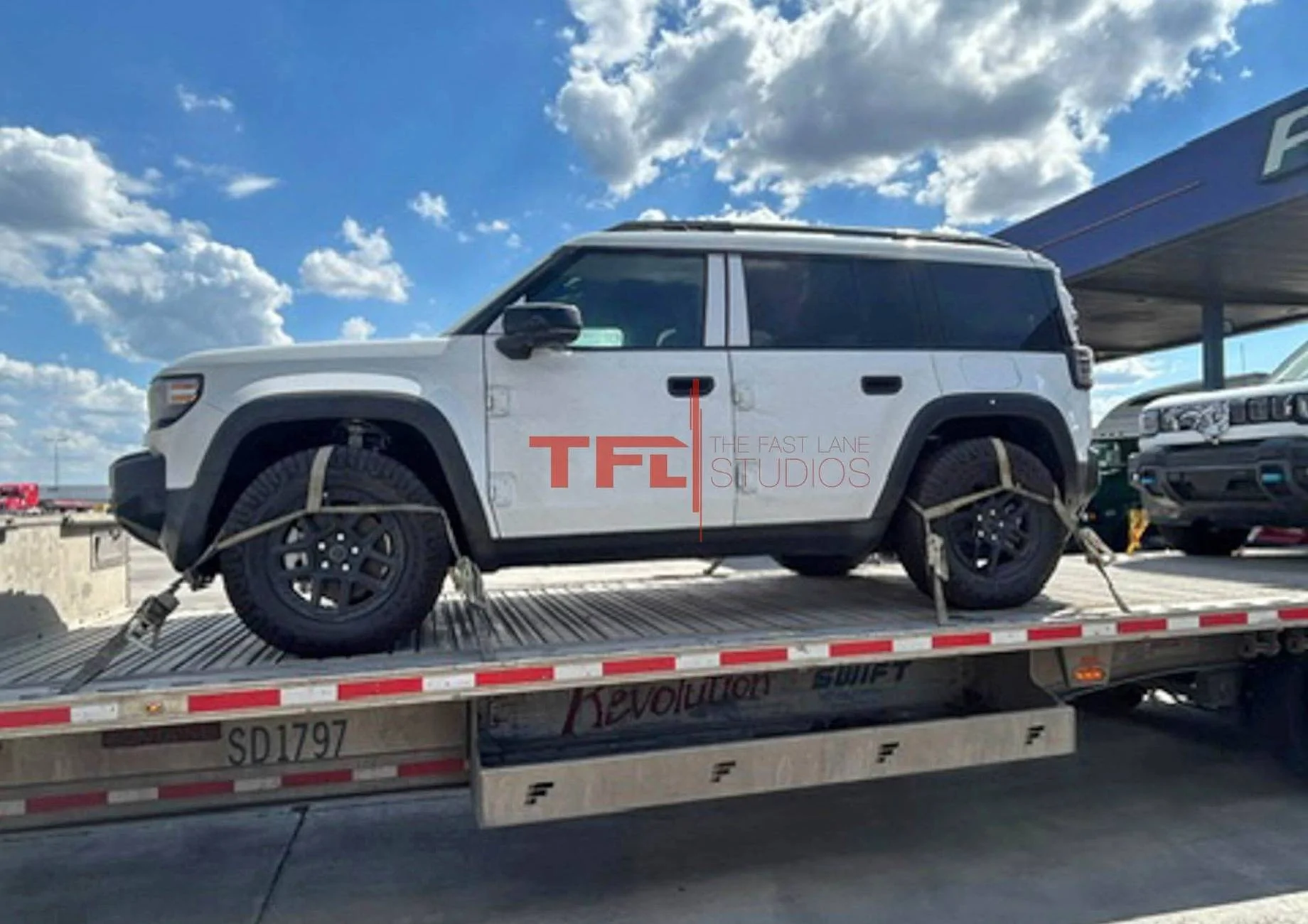 Ford Bronco Incoming Competition: Jeep Recon in 1st Public Sighting. 📸 Features Removable Doors & Retractable Roof + Possibly ICE Engines 2025-Jeep-Recon-spied-3